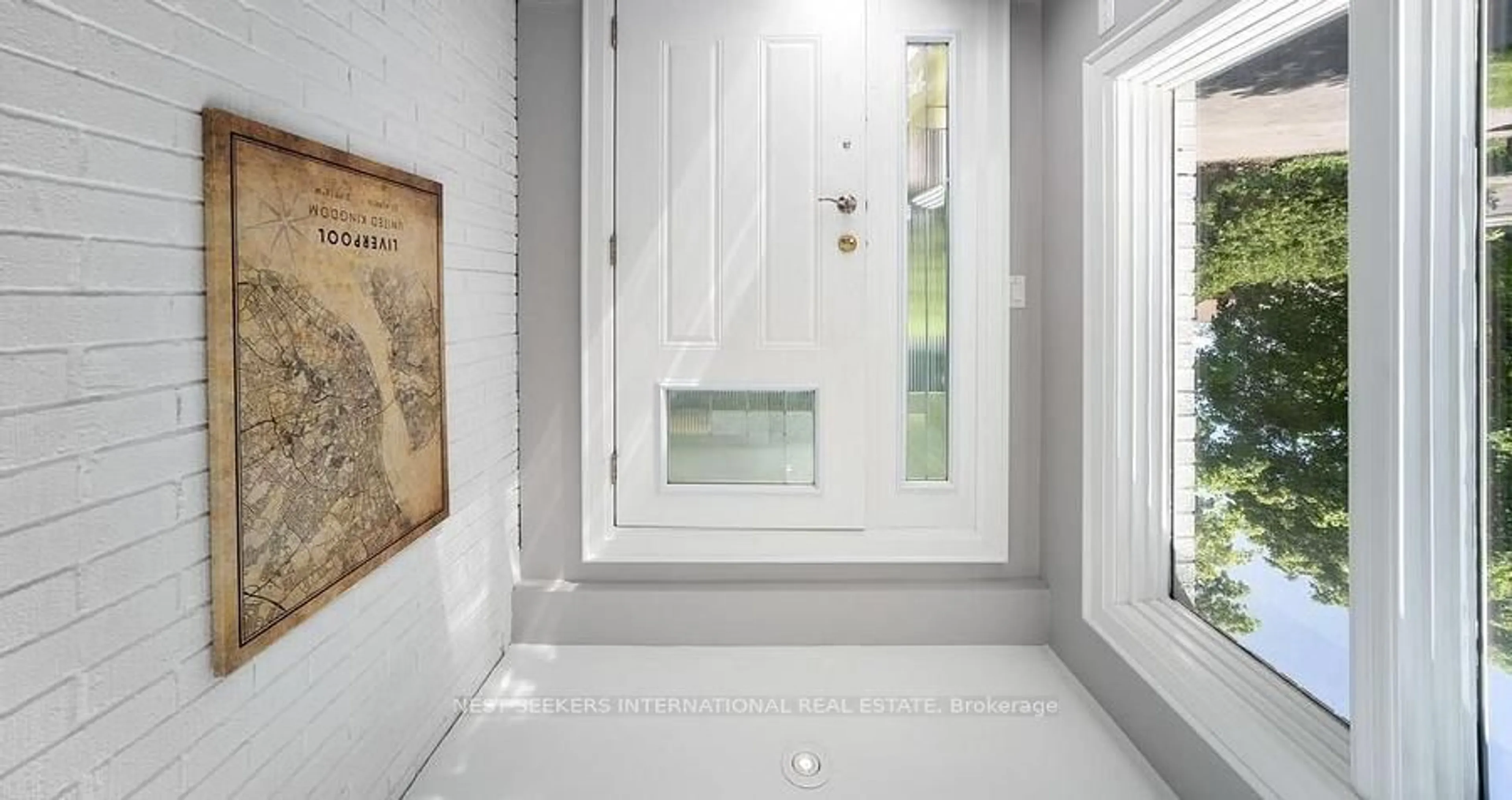 Indoor entryway for 98 Blake St, Barrie Ontario L4M 1J9