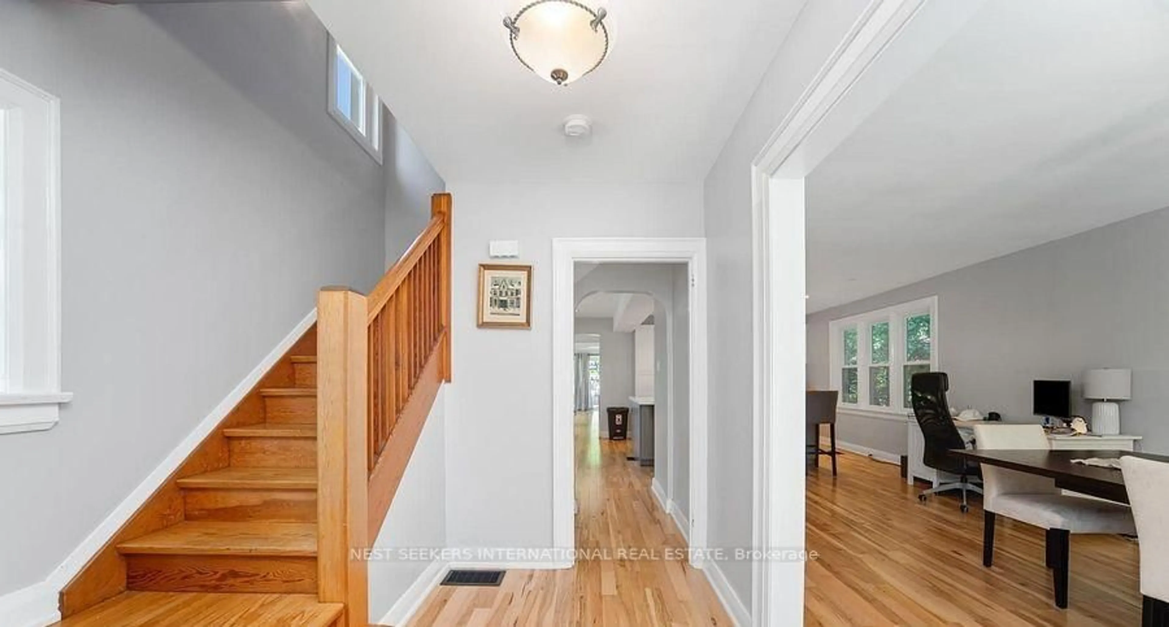 Indoor foyer for 98 Blake St, Barrie Ontario L4M 1J9