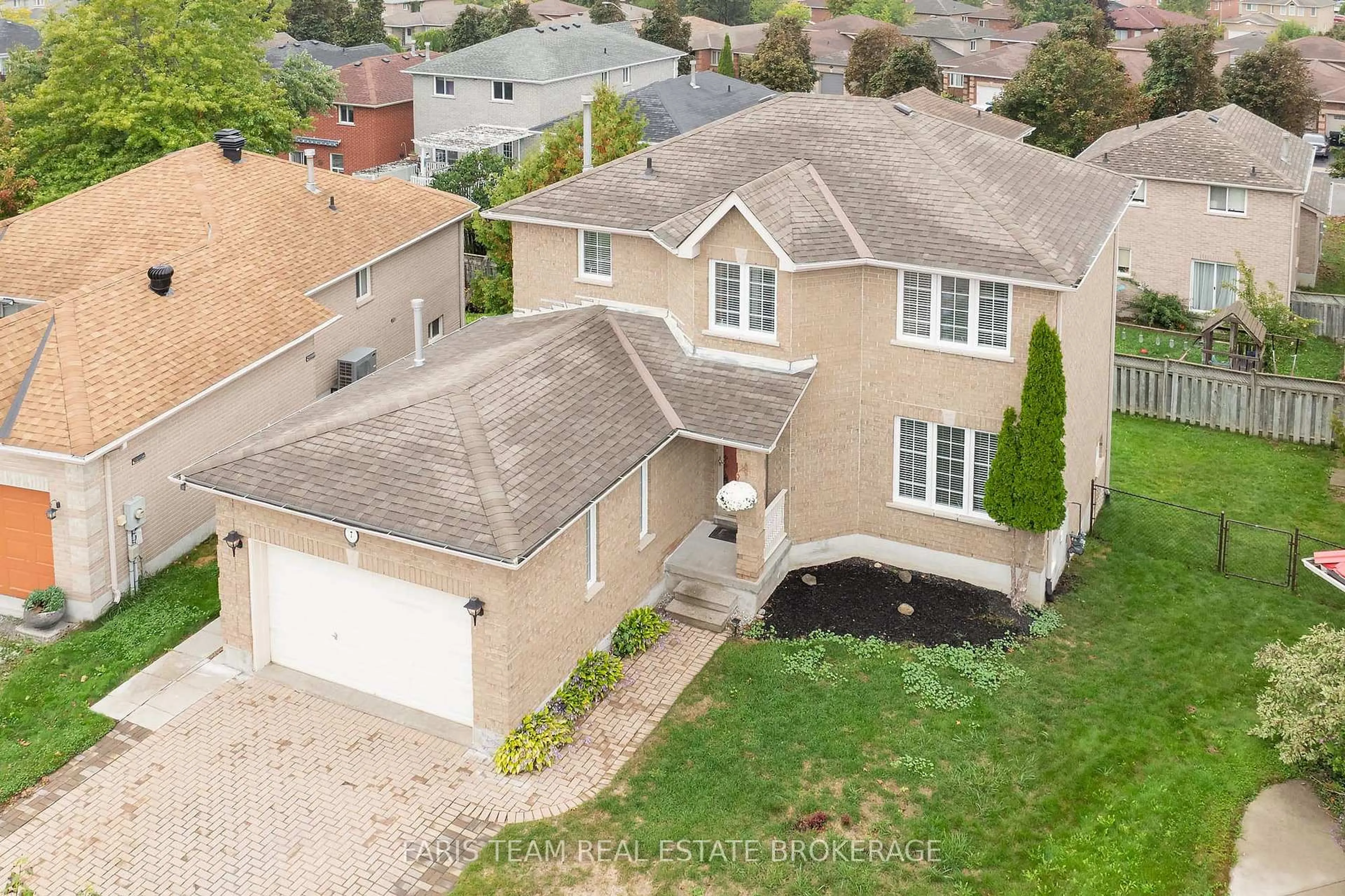 A pic from outside/outdoor area/front of a property/back of a property/a pic from drone, street for 7 Round Leaf Crt, Barrie Ontario L4N 9N3