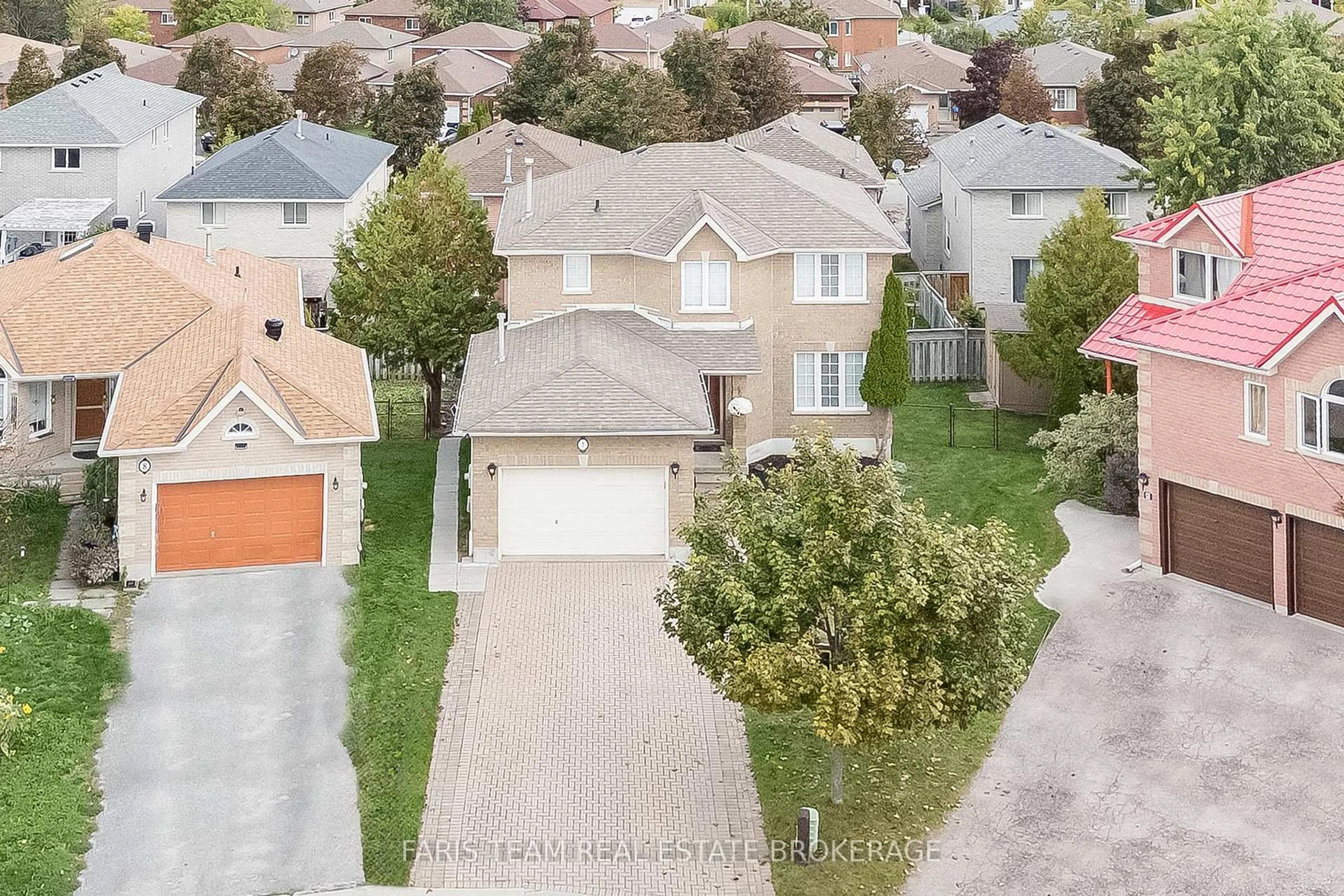 A pic from outside/outdoor area/front of a property/back of a property/a pic from drone, street for 7 Round Leaf Crt, Barrie Ontario L4N 9N3