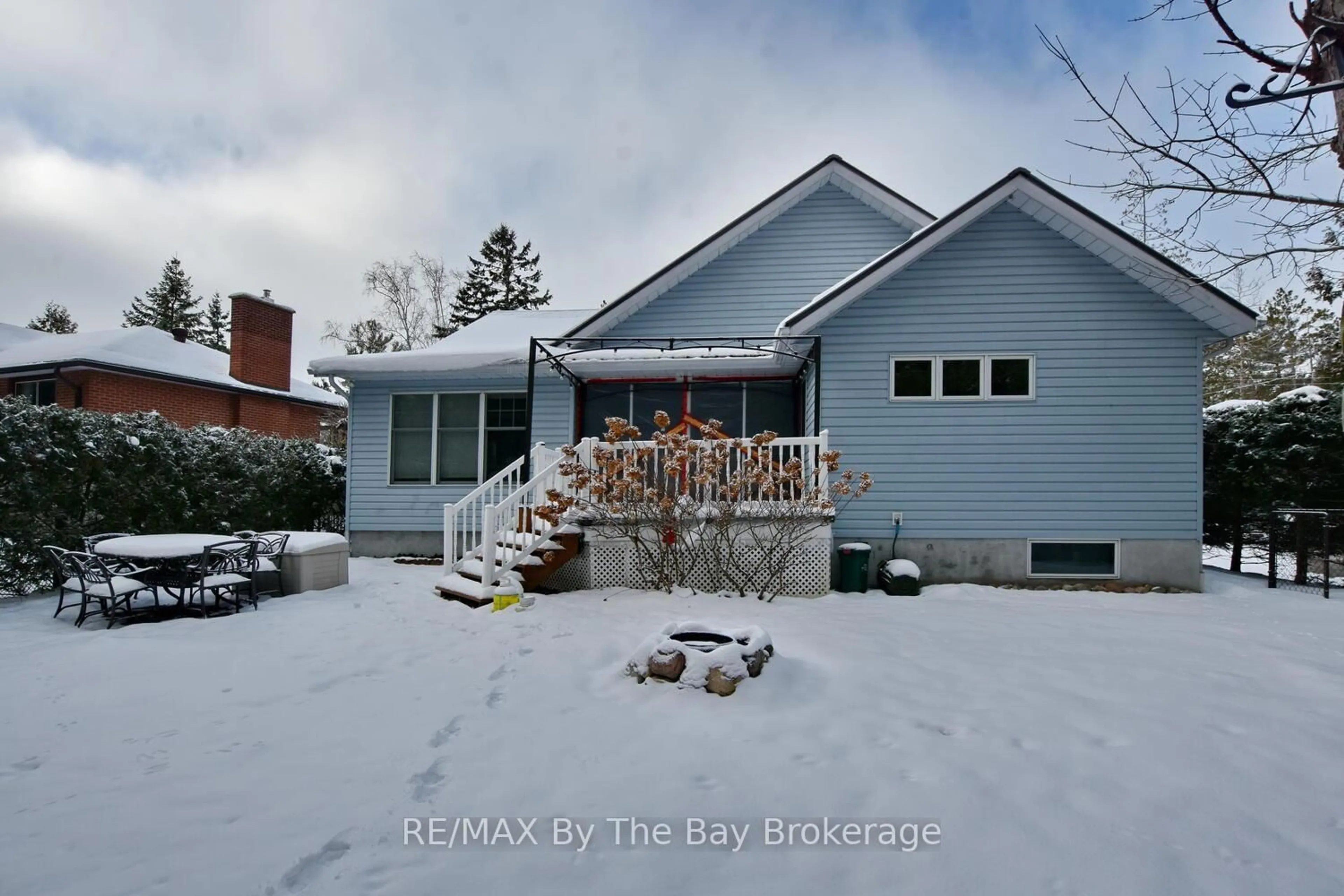 A pic from outside/outdoor area/front of a property/back of a property/a pic from drone, street for 1327 RIVER Rd, Wasaga Beach Ontario L9Z 2R7