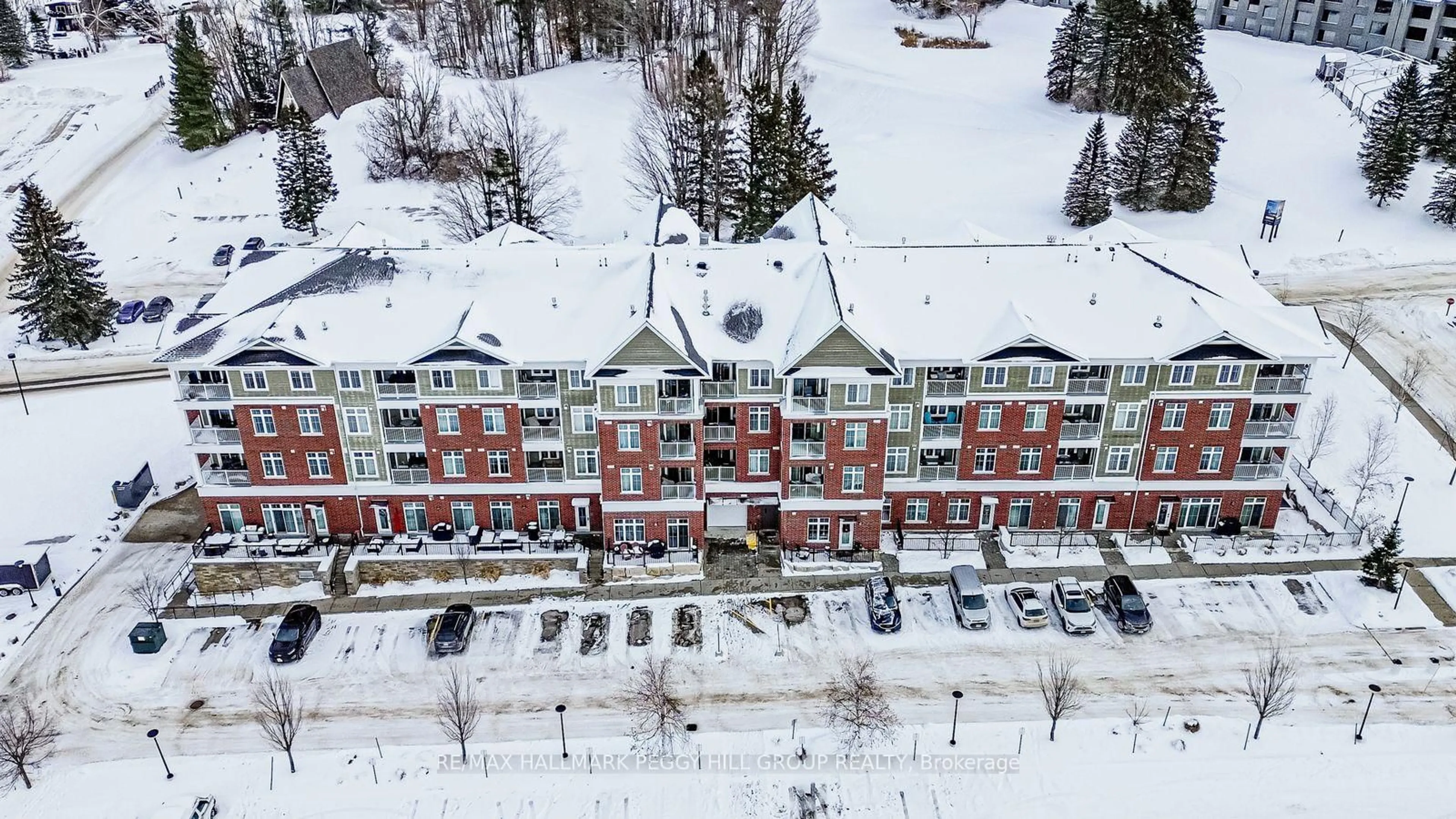 A pic from outside/outdoor area/front of a property/back of a property/a pic from drone, building for 40 Horseshoe Blvd #217, Oro-Medonte Ontario L4M 4Y8