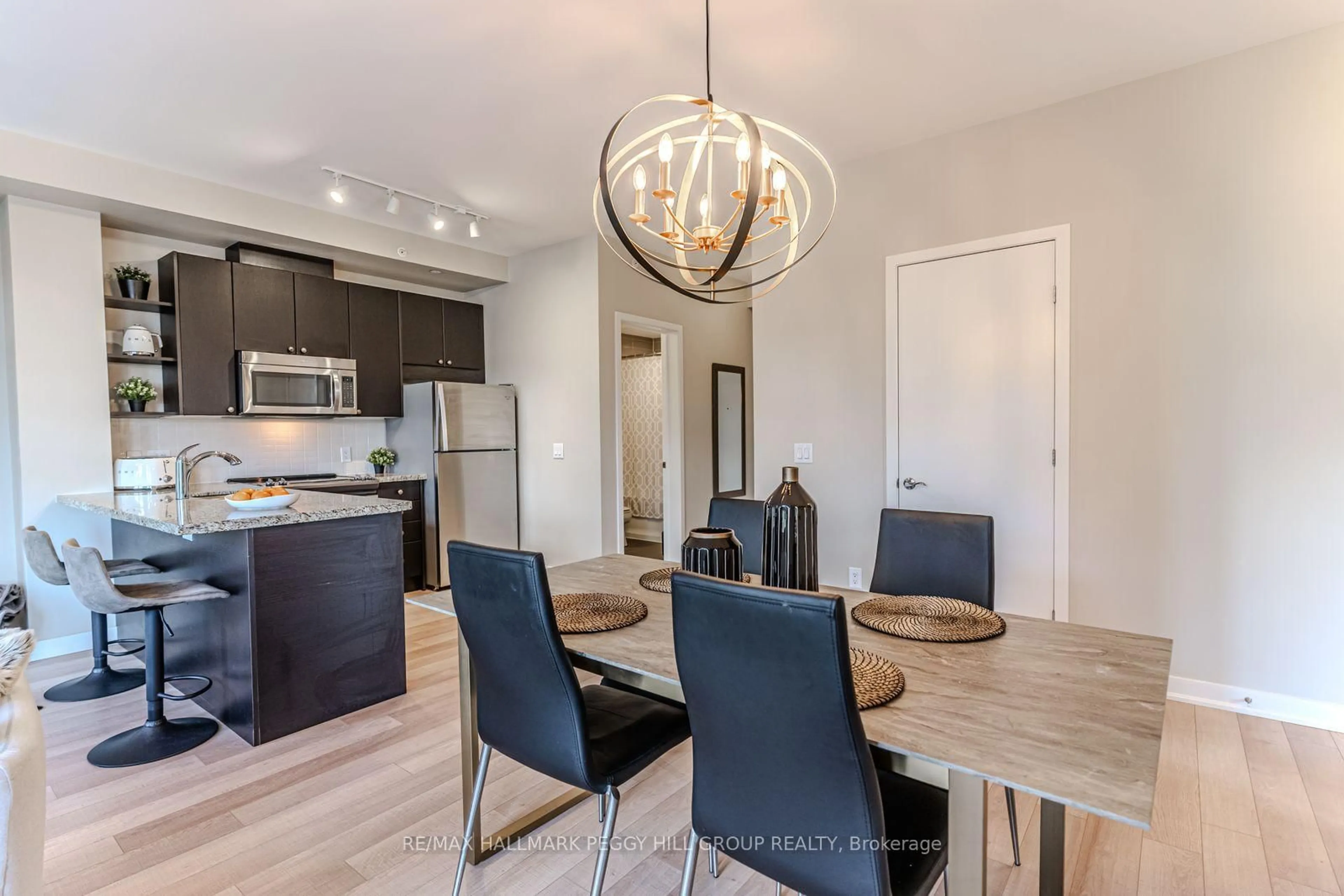 Open concept kitchen, wood/laminate floor for 40 Horseshoe Blvd #217, Oro-Medonte Ontario L4M 4Y8