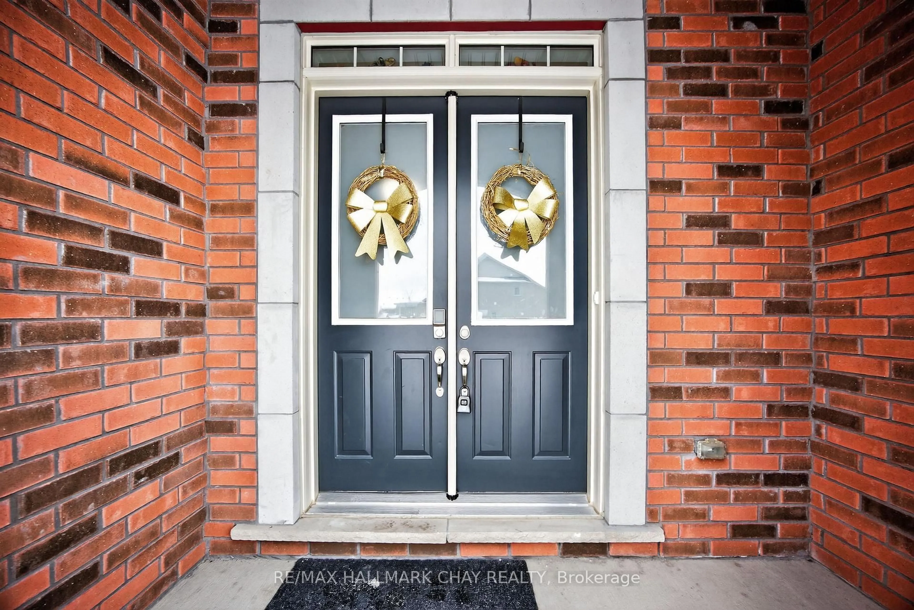 Indoor entryway for 13 Sanford Circ, Springwater Ontario L9X 2A8