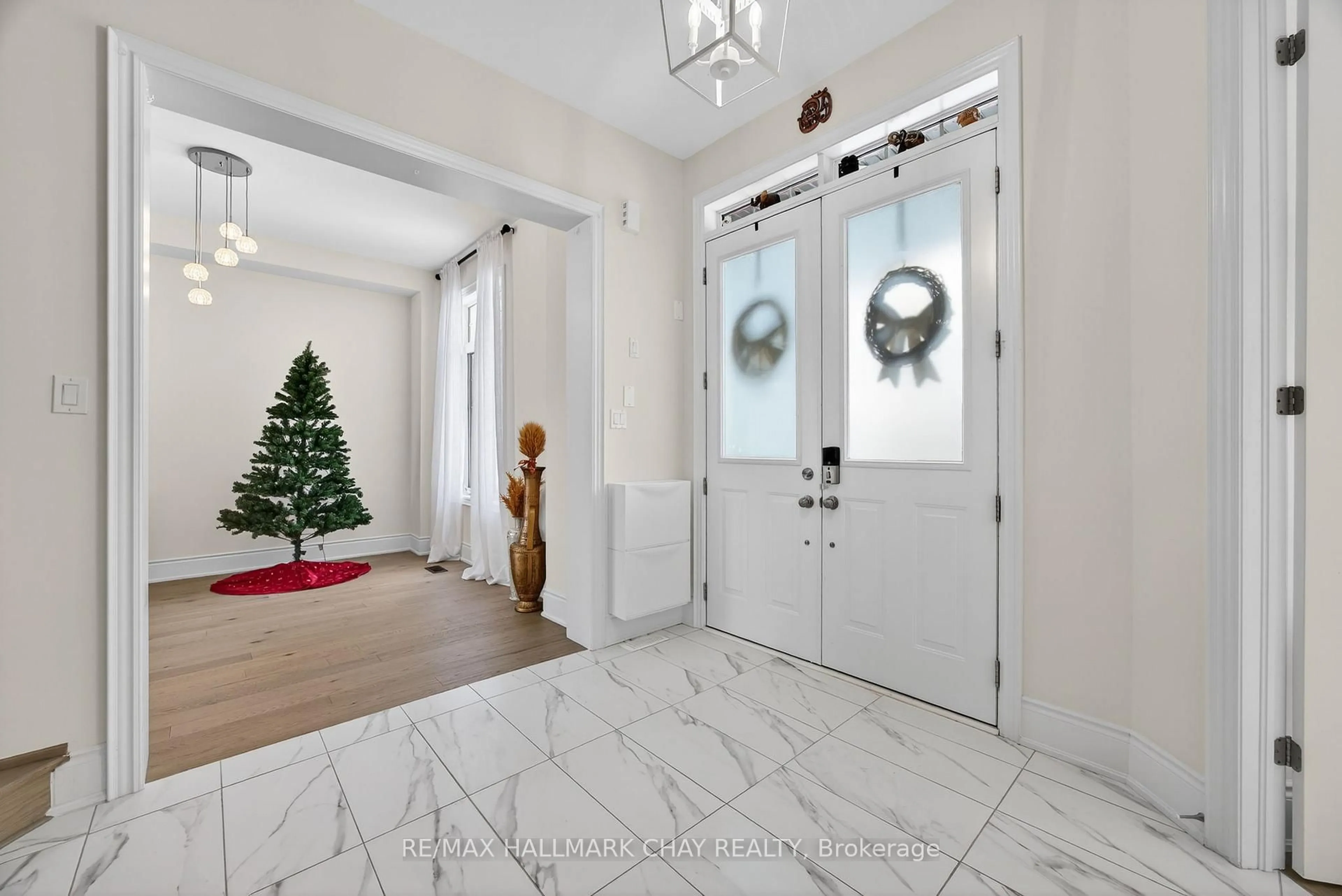 Indoor entryway for 13 Sanford Circ, Springwater Ontario L9X 2A8