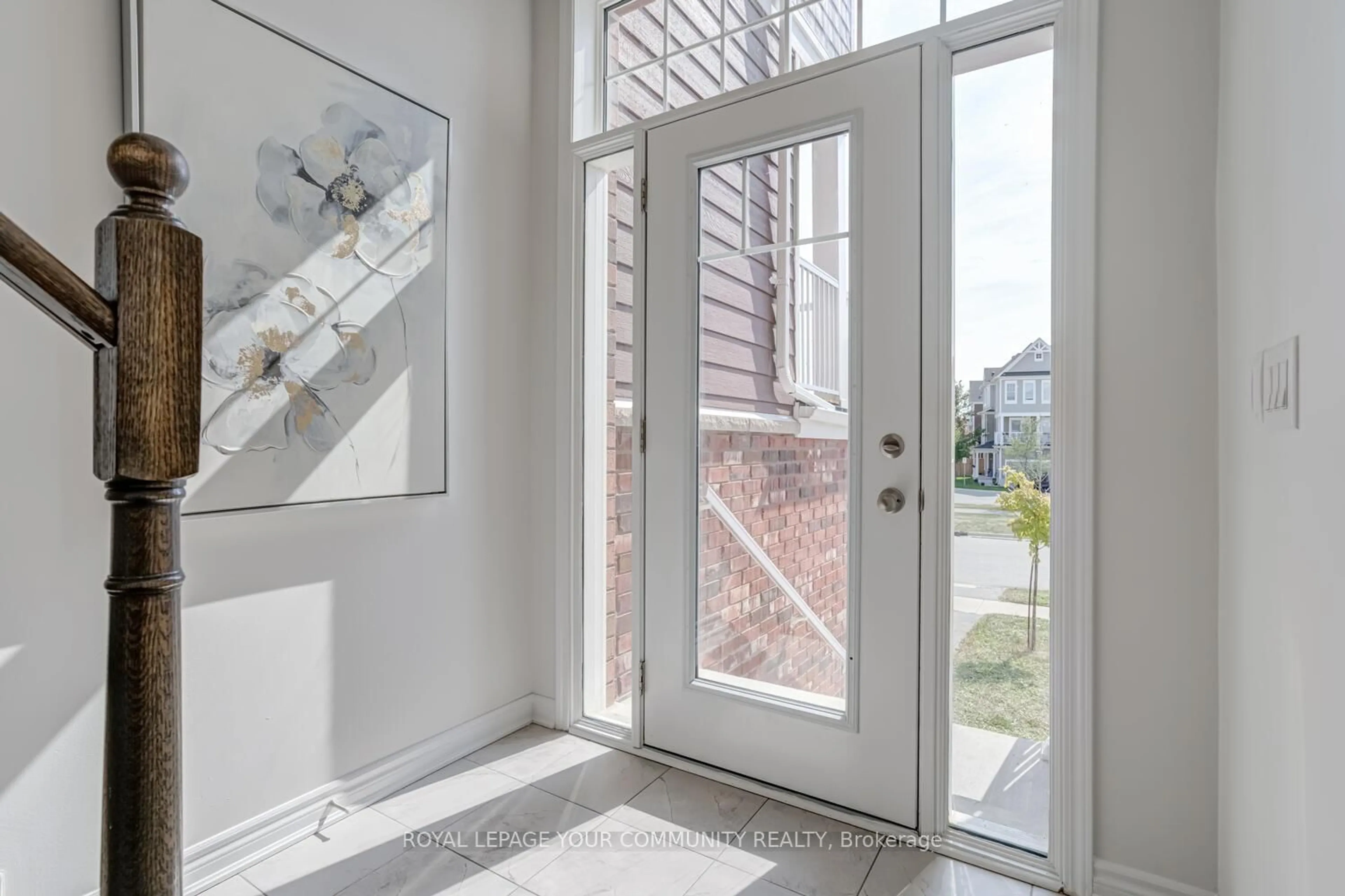 Indoor entryway for 25 Shelburne Ave, Wasaga Beach Ontario L9Z 2X2