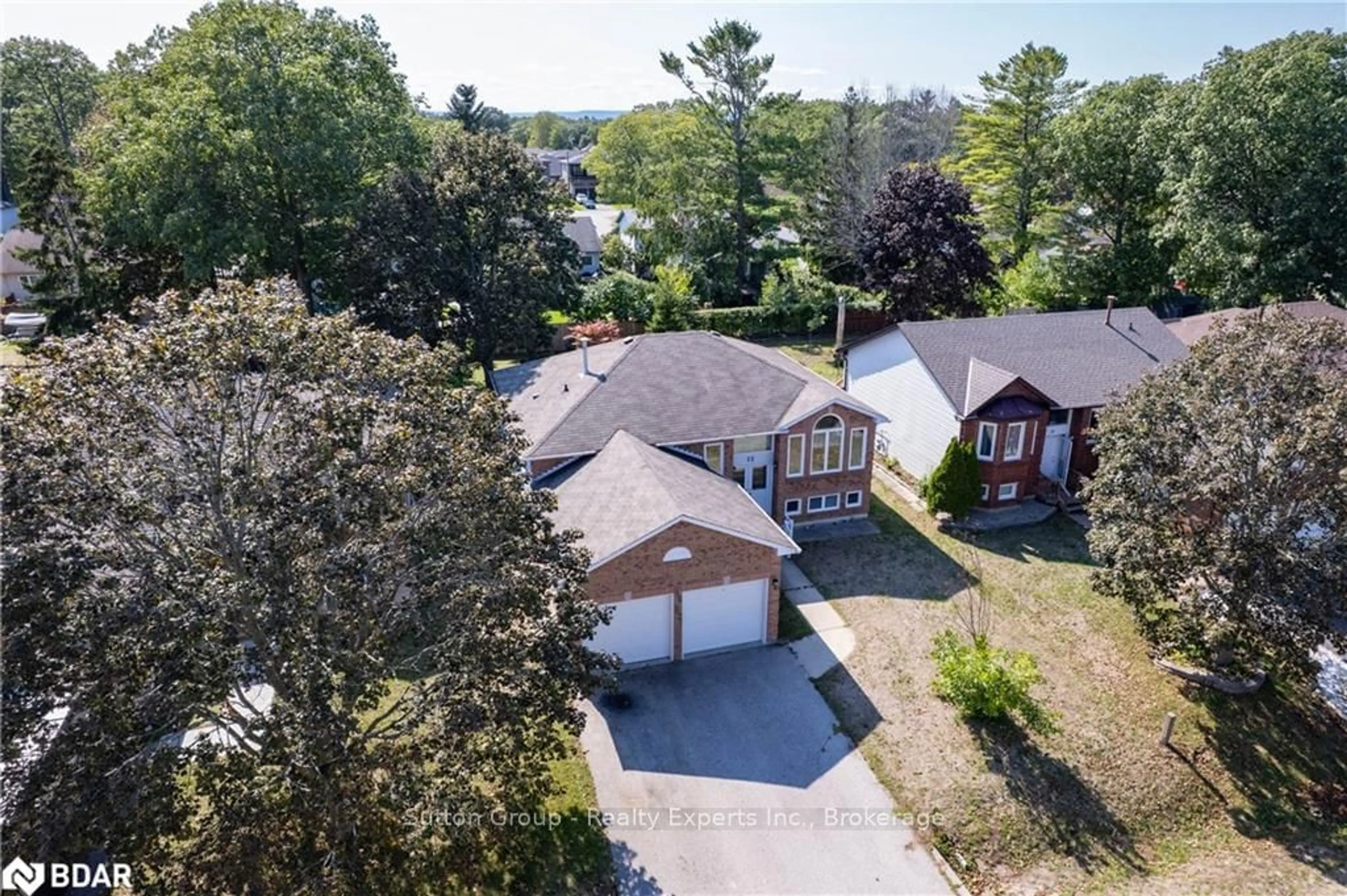 A pic from outside/outdoor area/front of a property/back of a property/a pic from drone, street for 12 LANGEVIN Dr, Wasaga Beach Ontario L9Z 1C6
