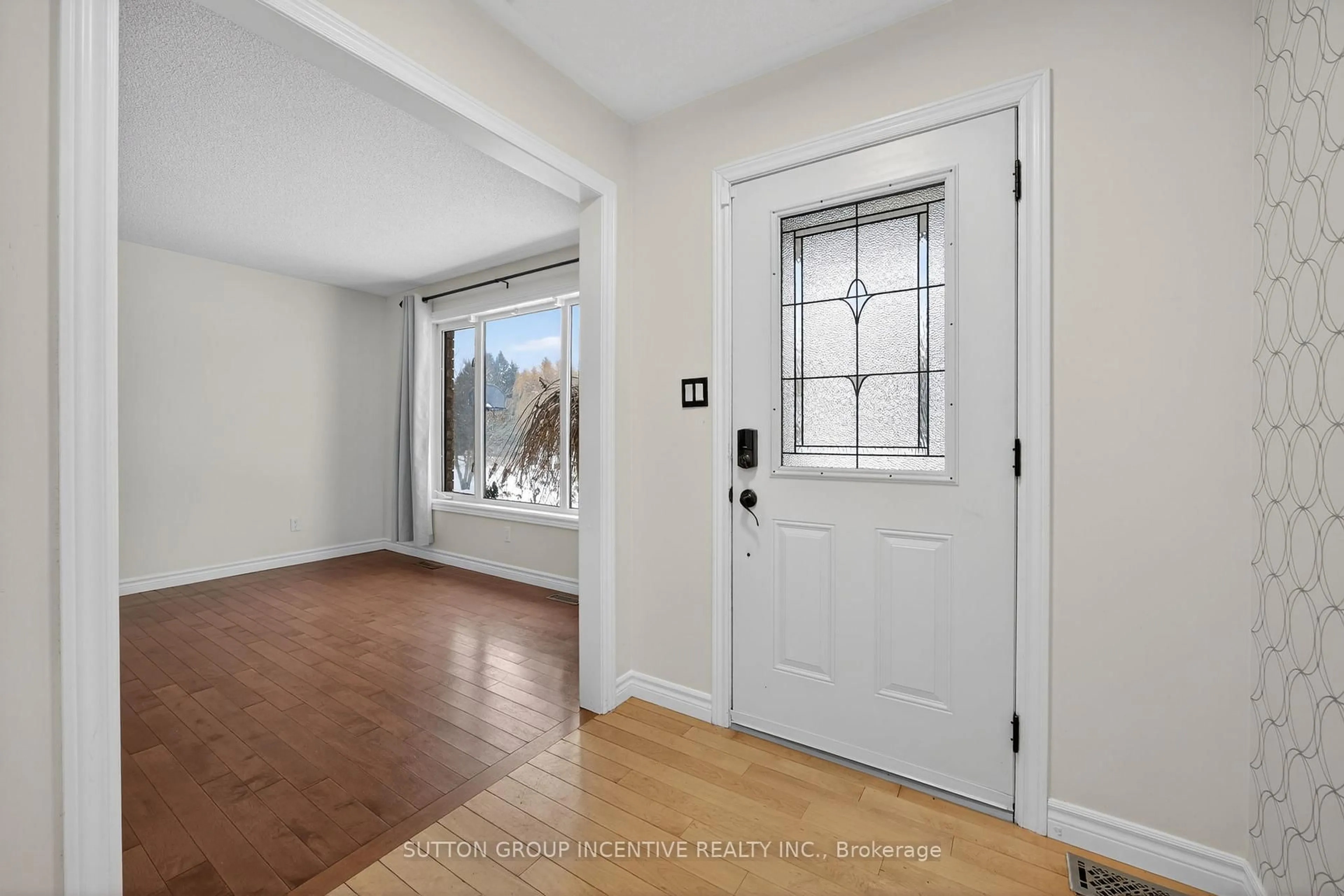 Indoor entryway for 36 Nicholson Cres, Springwater Ontario L9X 0G9