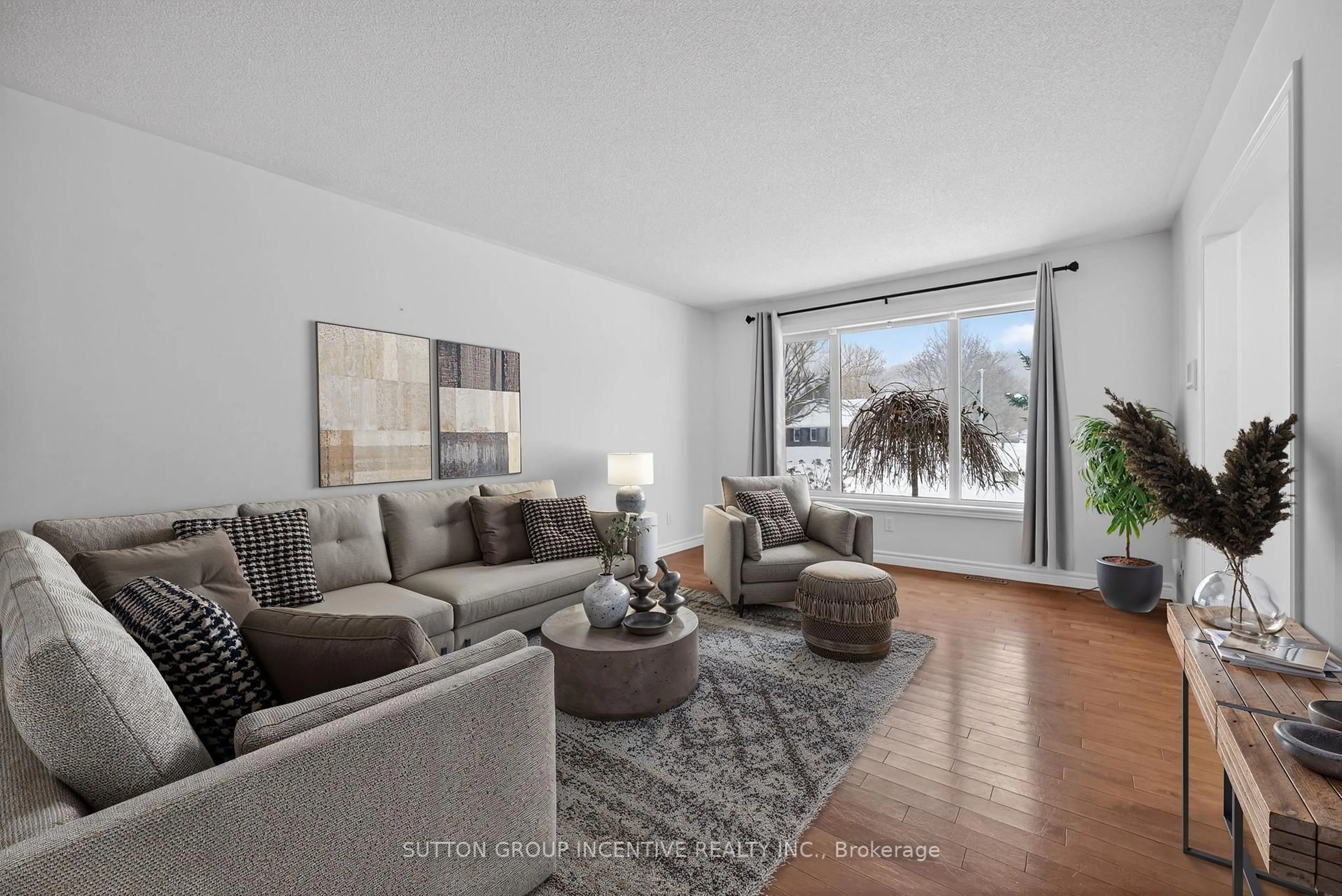 Living room with furniture, unknown for 36 Nicholson Cres, Springwater Ontario L9X 0G9