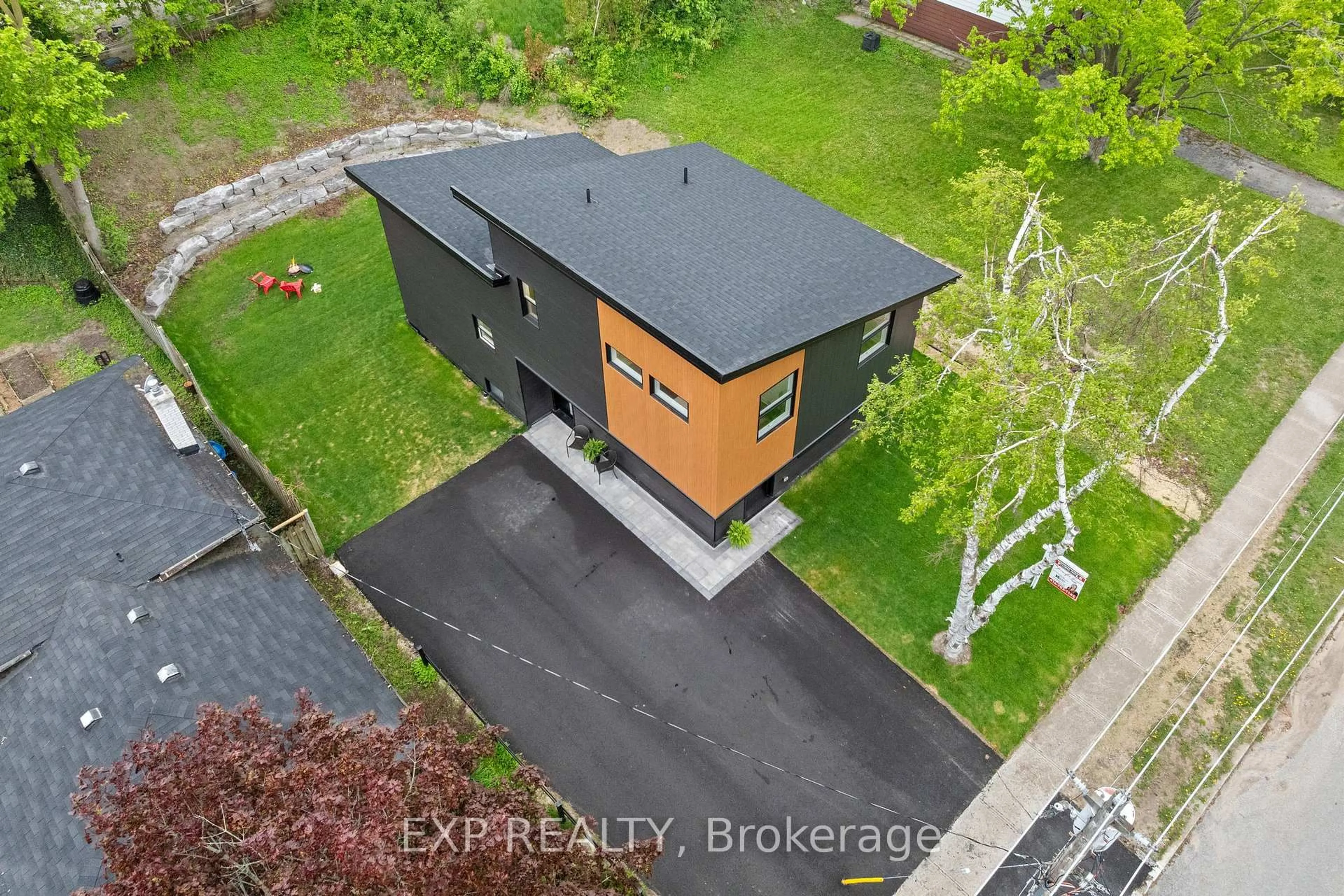 A pic from outside/outdoor area/front of a property/back of a property/a pic from drone, building for 168 Berczy St, Barrie Ontario L4M 3R6