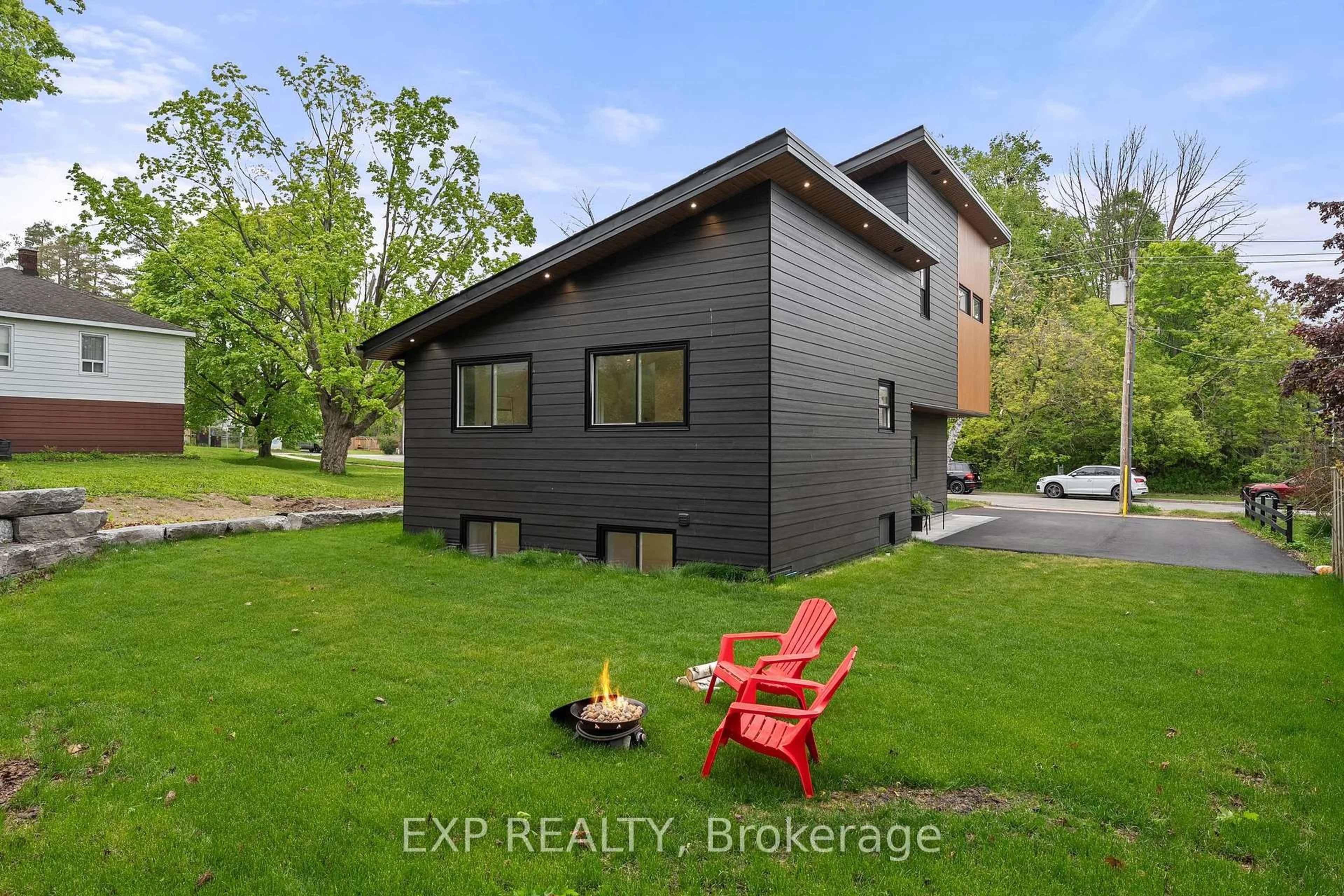 A pic from outside/outdoor area/front of a property/back of a property/a pic from drone, building for 168 Berczy St, Barrie Ontario L4M 3R6