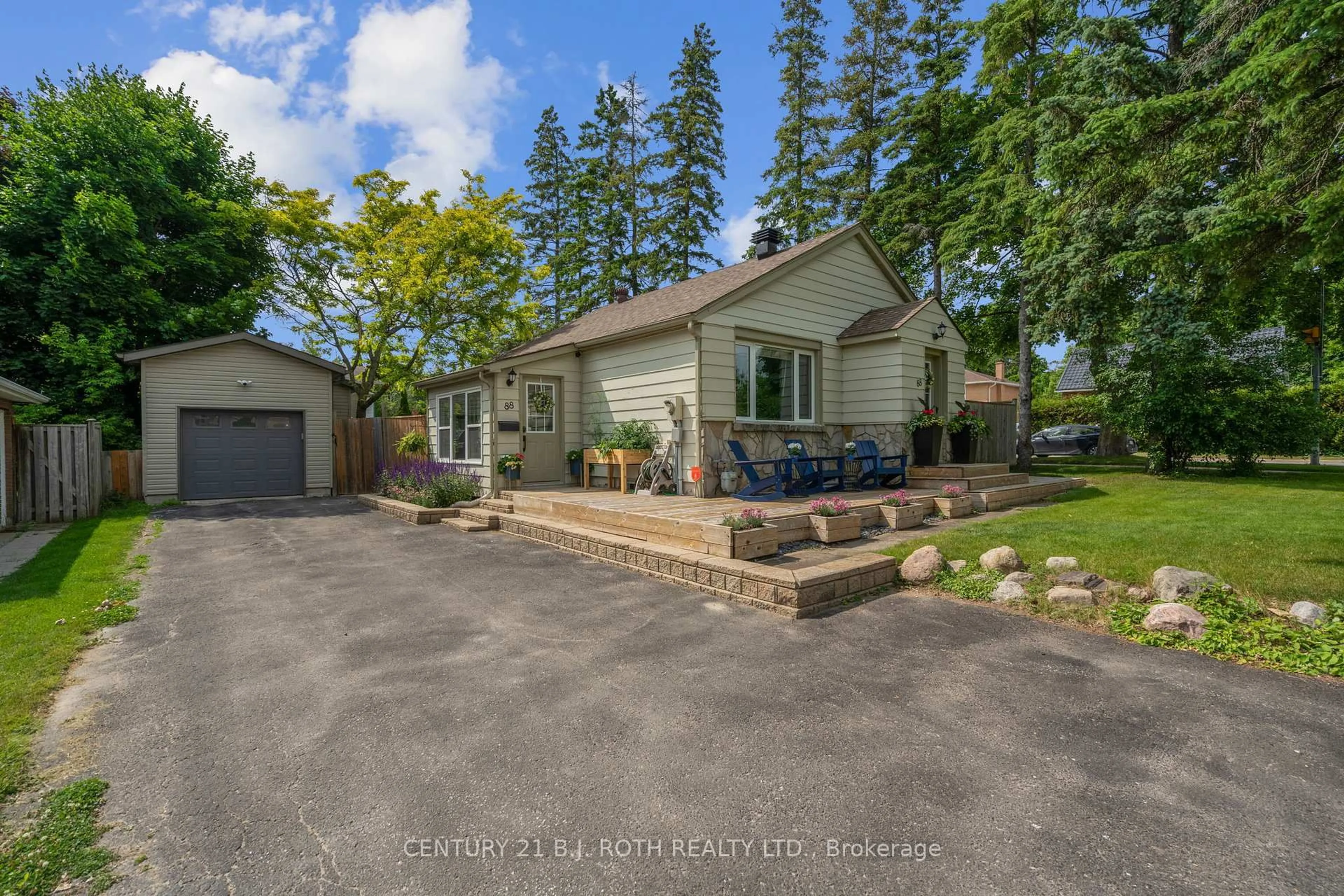 A pic from outside/outdoor area/front of a property/back of a property/a pic from drone, street for 88 Puget St, Barrie Ontario L4M 4N4