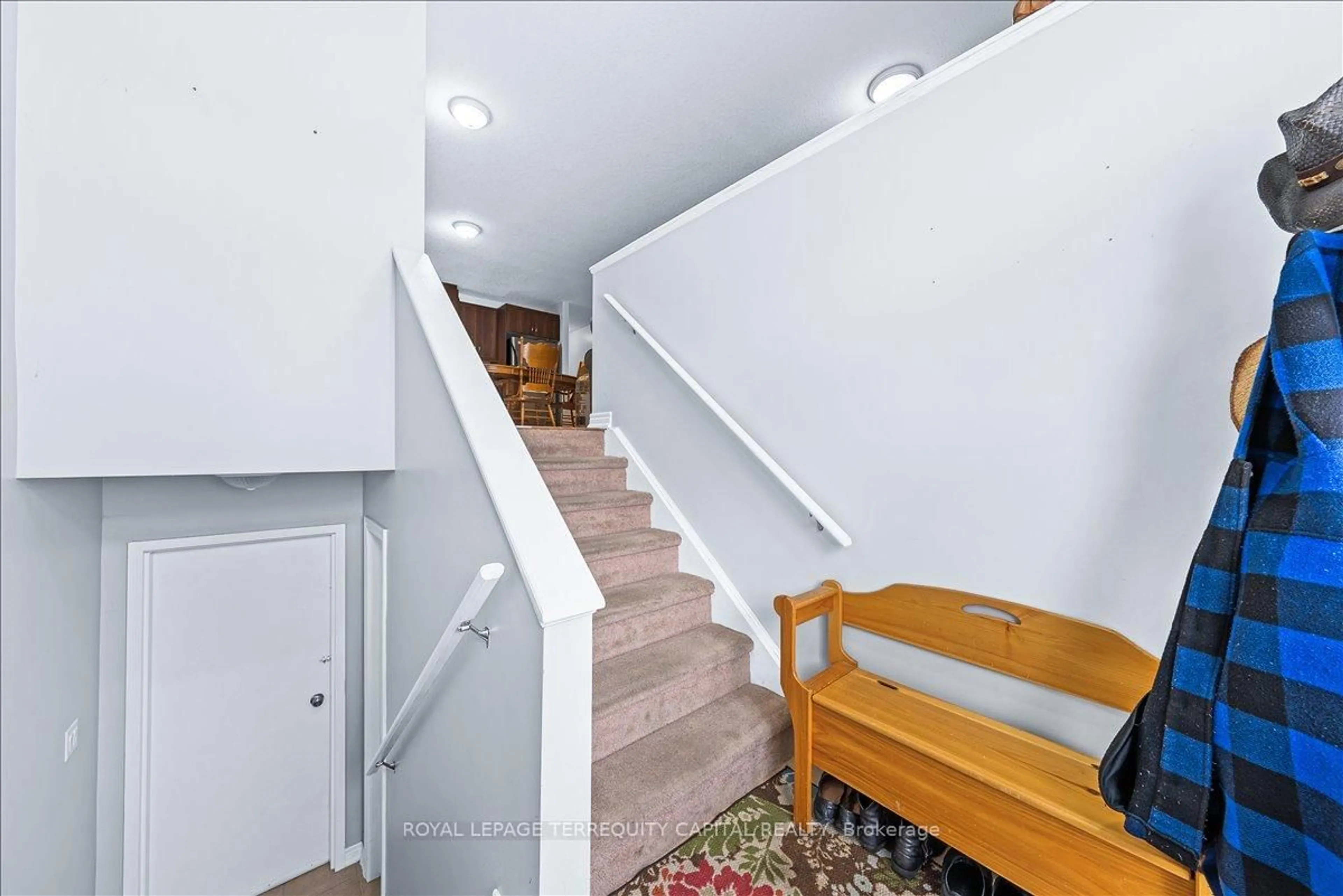 Indoor foyer for 102 Henry St, Barrie Ontario L4N 1C8