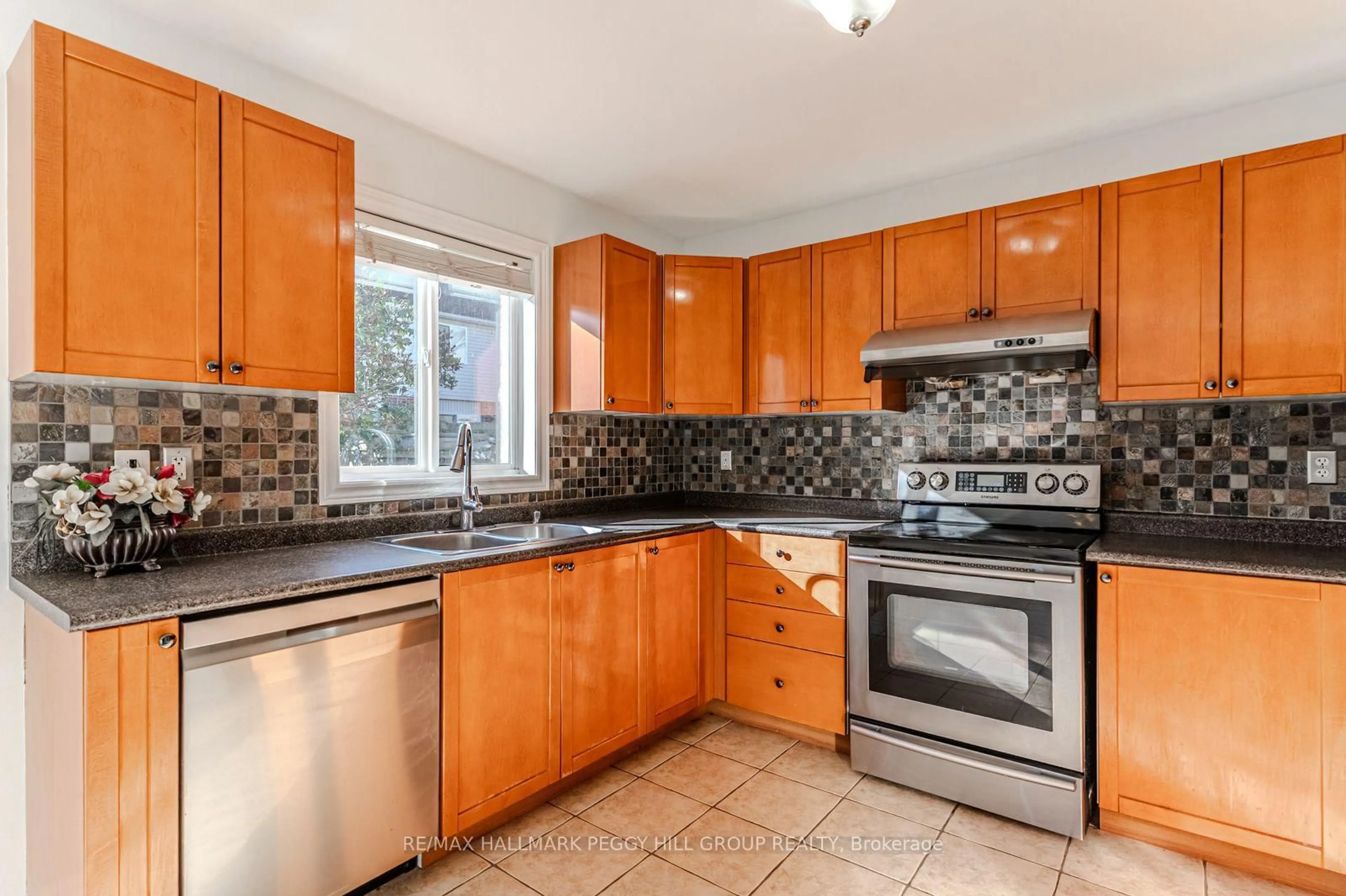 Standard kitchen, unknown for 29 Brookwood Dr, Barrie Ontario L4N 0Z1