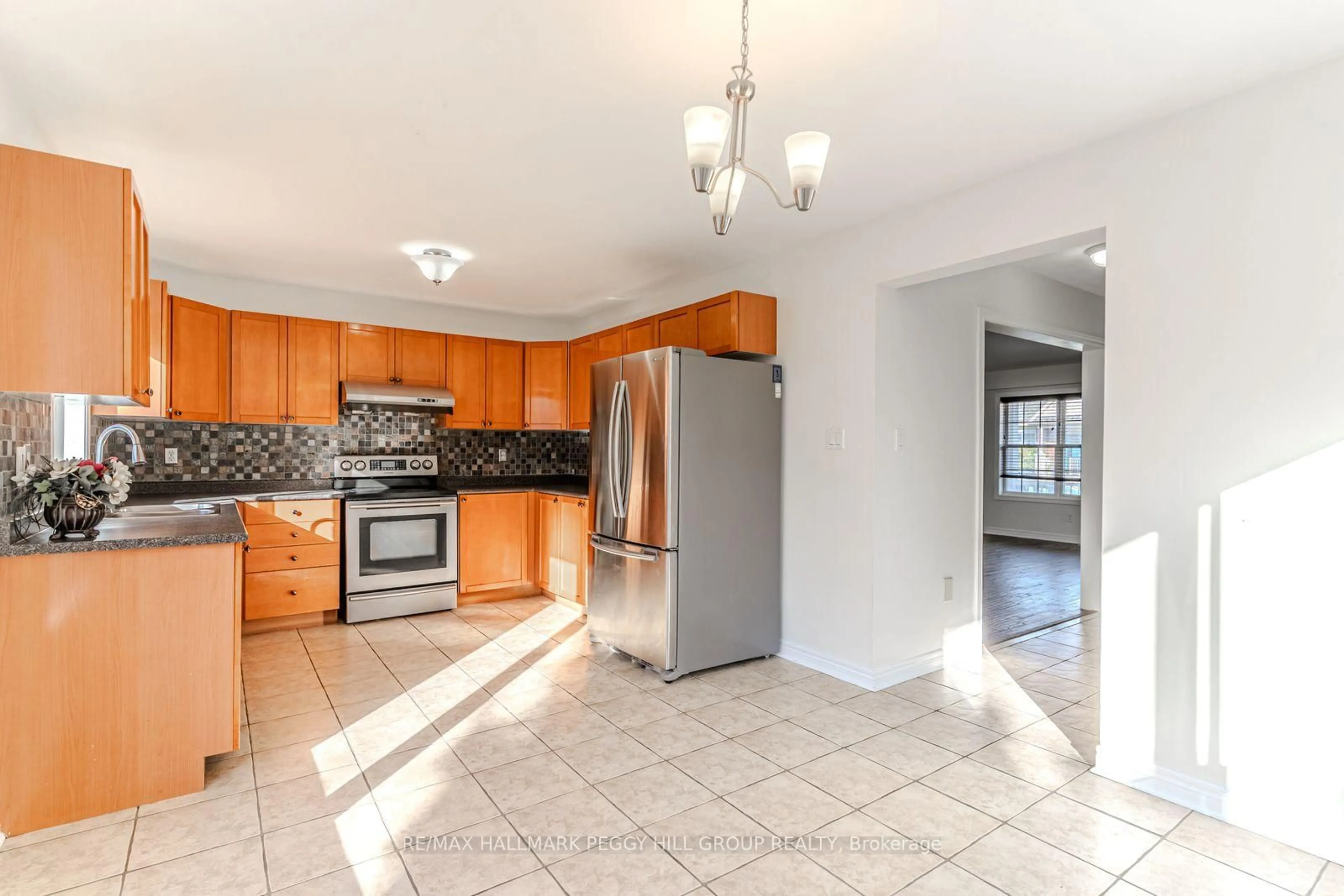 Open concept kitchen, ceramic/tile floor for 29 Brookwood Dr, Barrie Ontario L4N 0Z1
