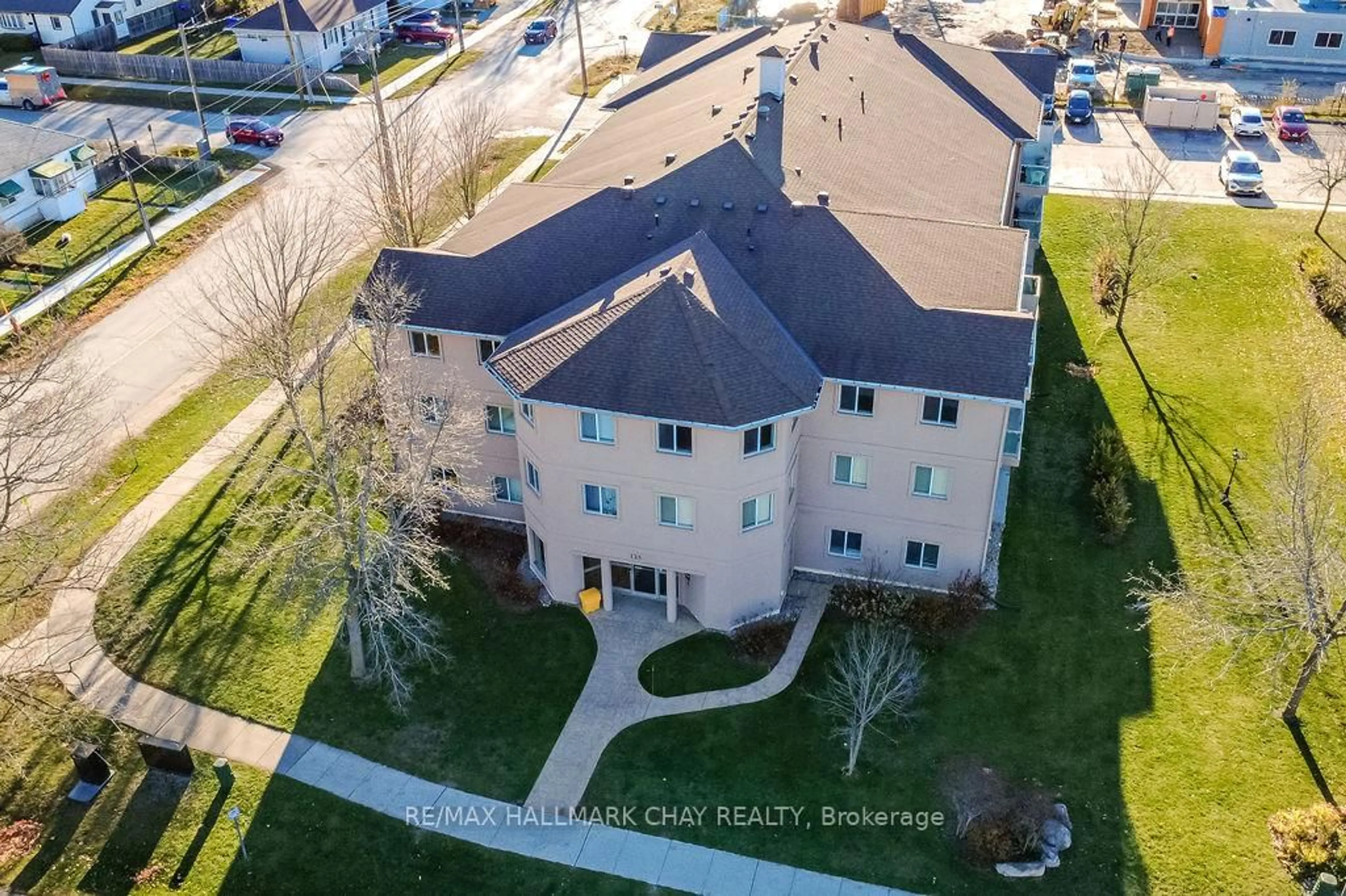 A pic from outside/outdoor area/front of a property/back of a property/a pic from drone, unknown for 125 Bond St #203, Orillia Ontario L3V 1J7
