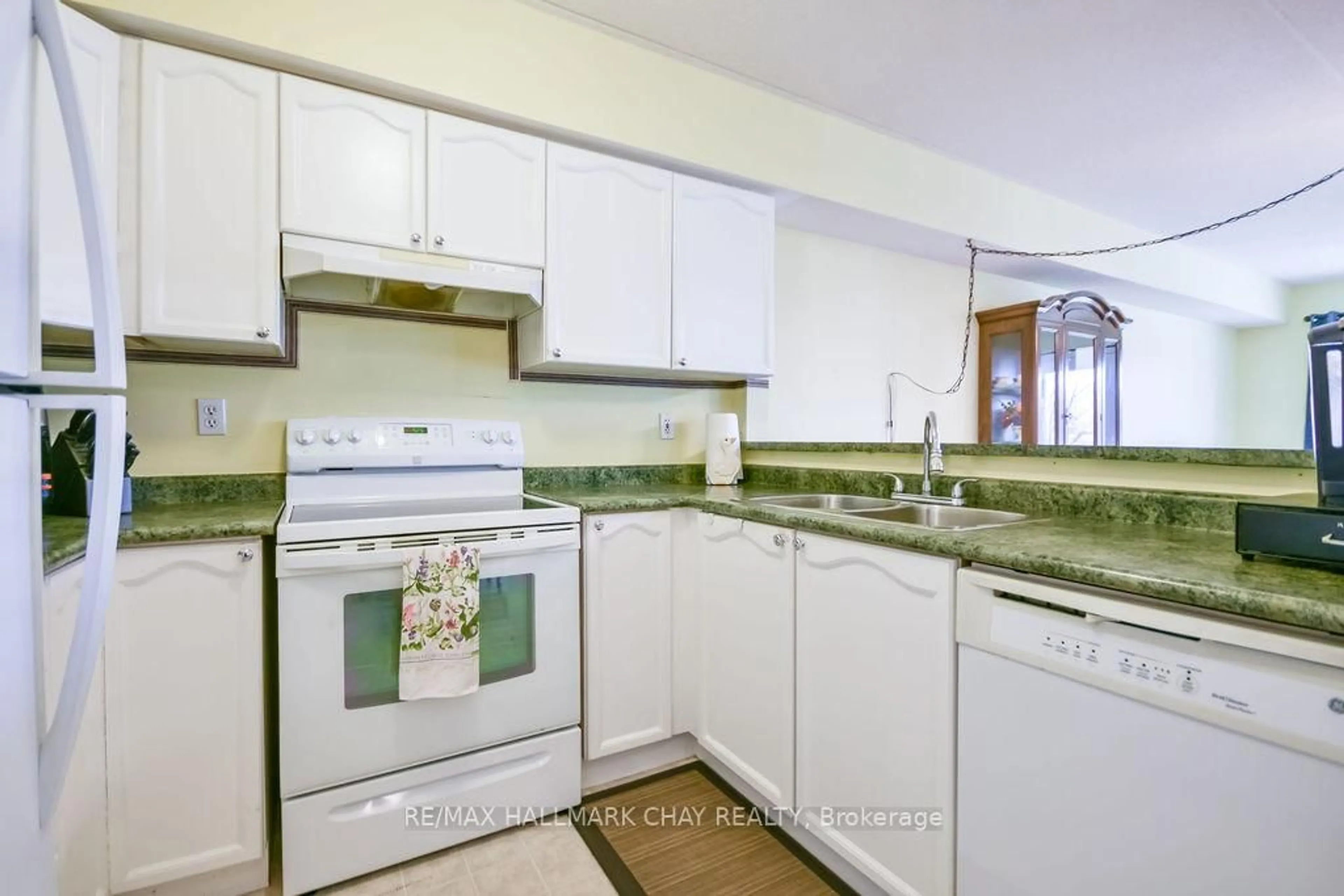 Standard kitchen, ceramic/tile floor for 125 Bond St #203, Orillia Ontario L3V 1J7