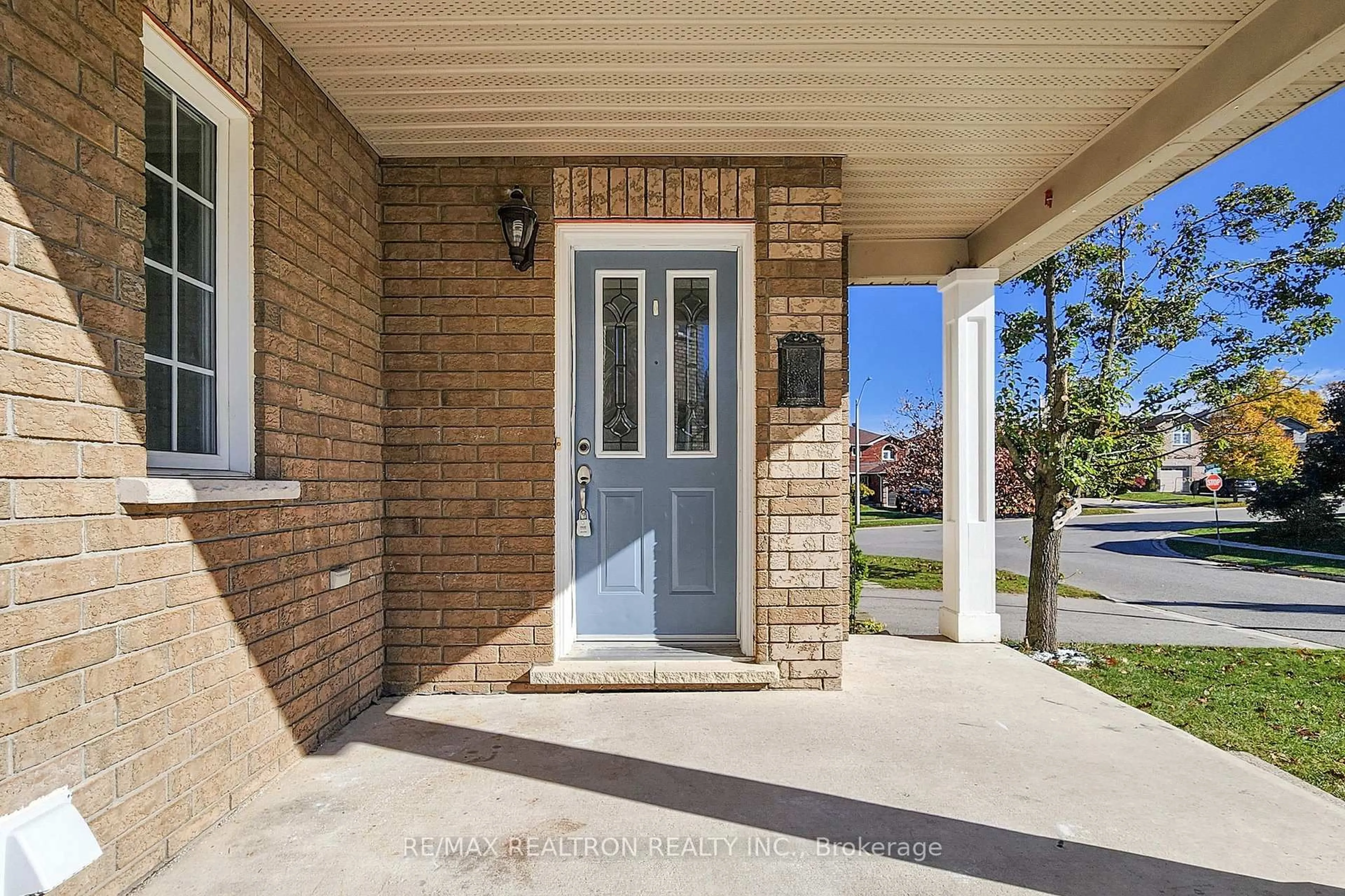 Indoor entryway for 46 Watson Dr, Barrie Ontario L4M 6W7
