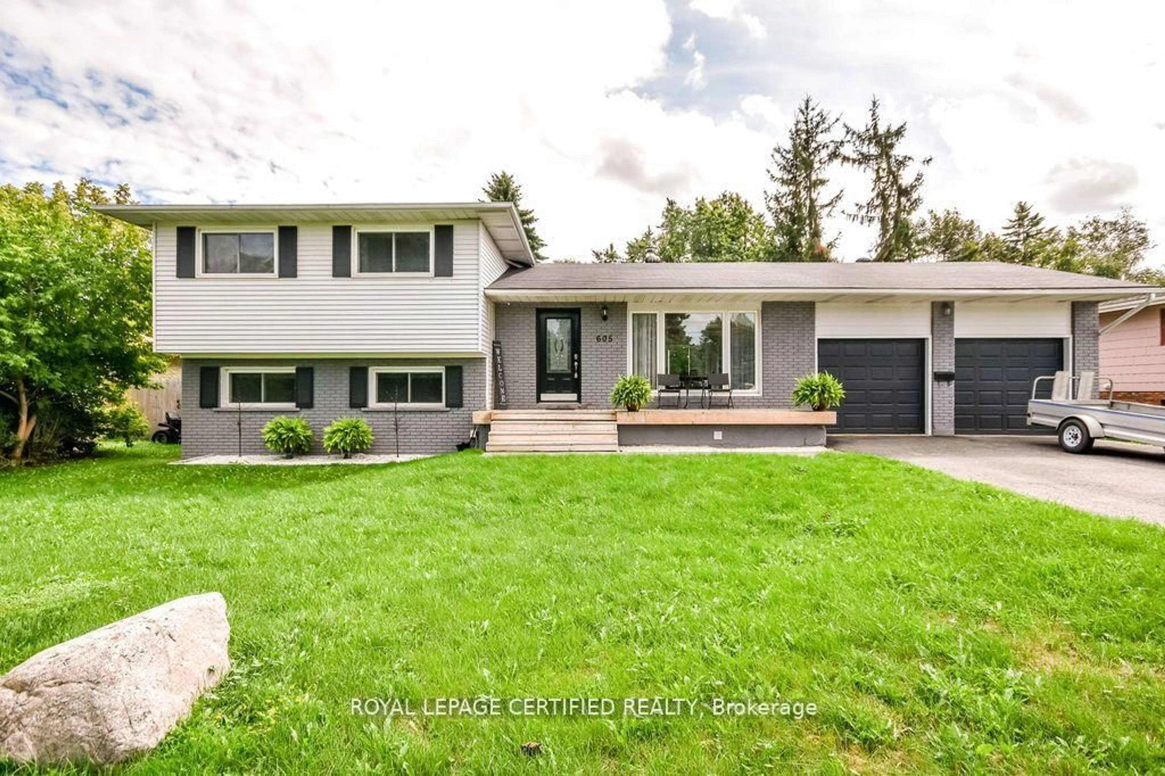 Home with vinyl exterior material, street for 605 Big Bay Point Rd, Barrie Ontario L4N 3Z9