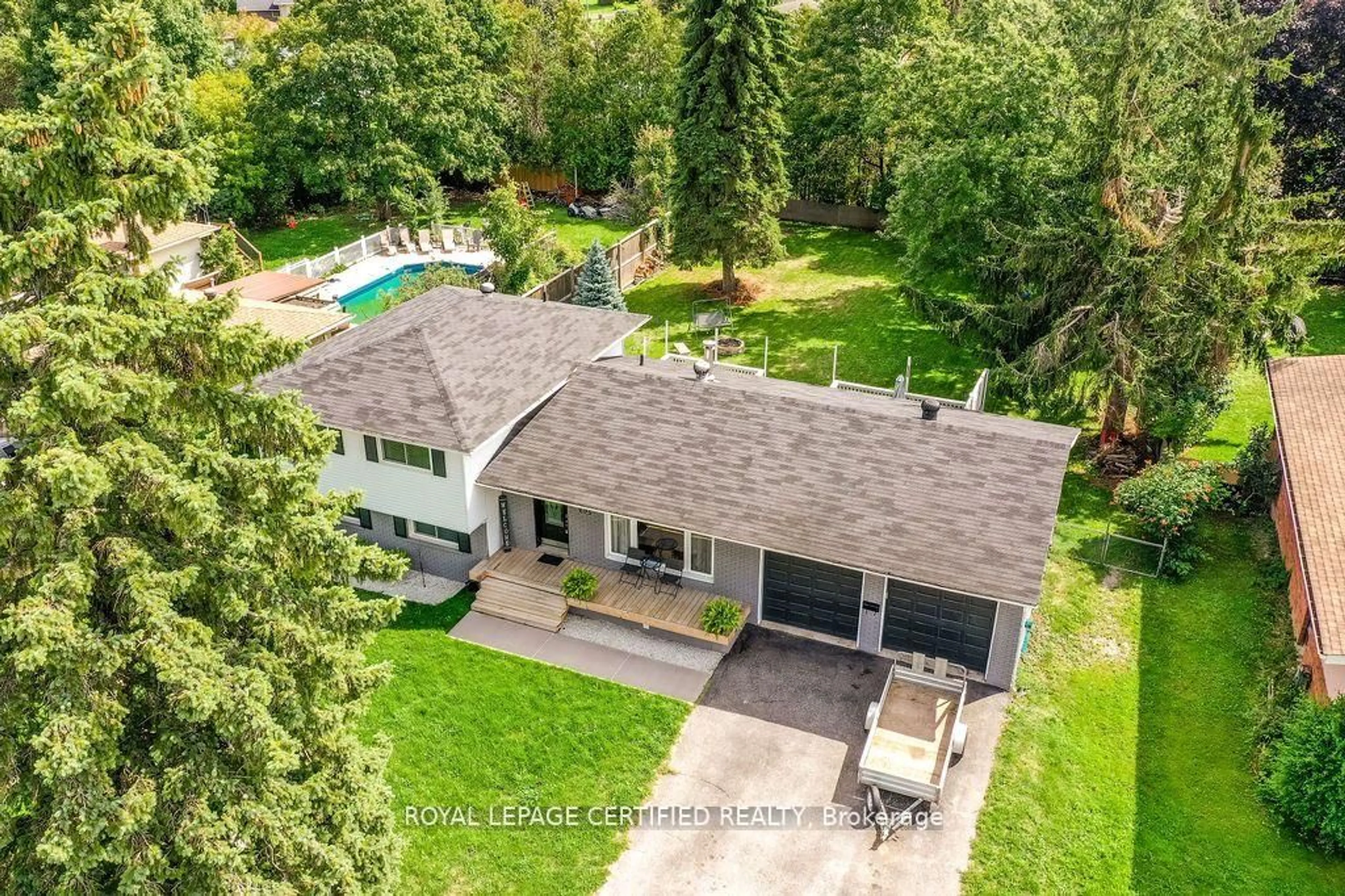 A pic from outside/outdoor area/front of a property/back of a property/a pic from drone, unknown for 605 Big Bay Point Rd, Barrie Ontario L4N 3Z9