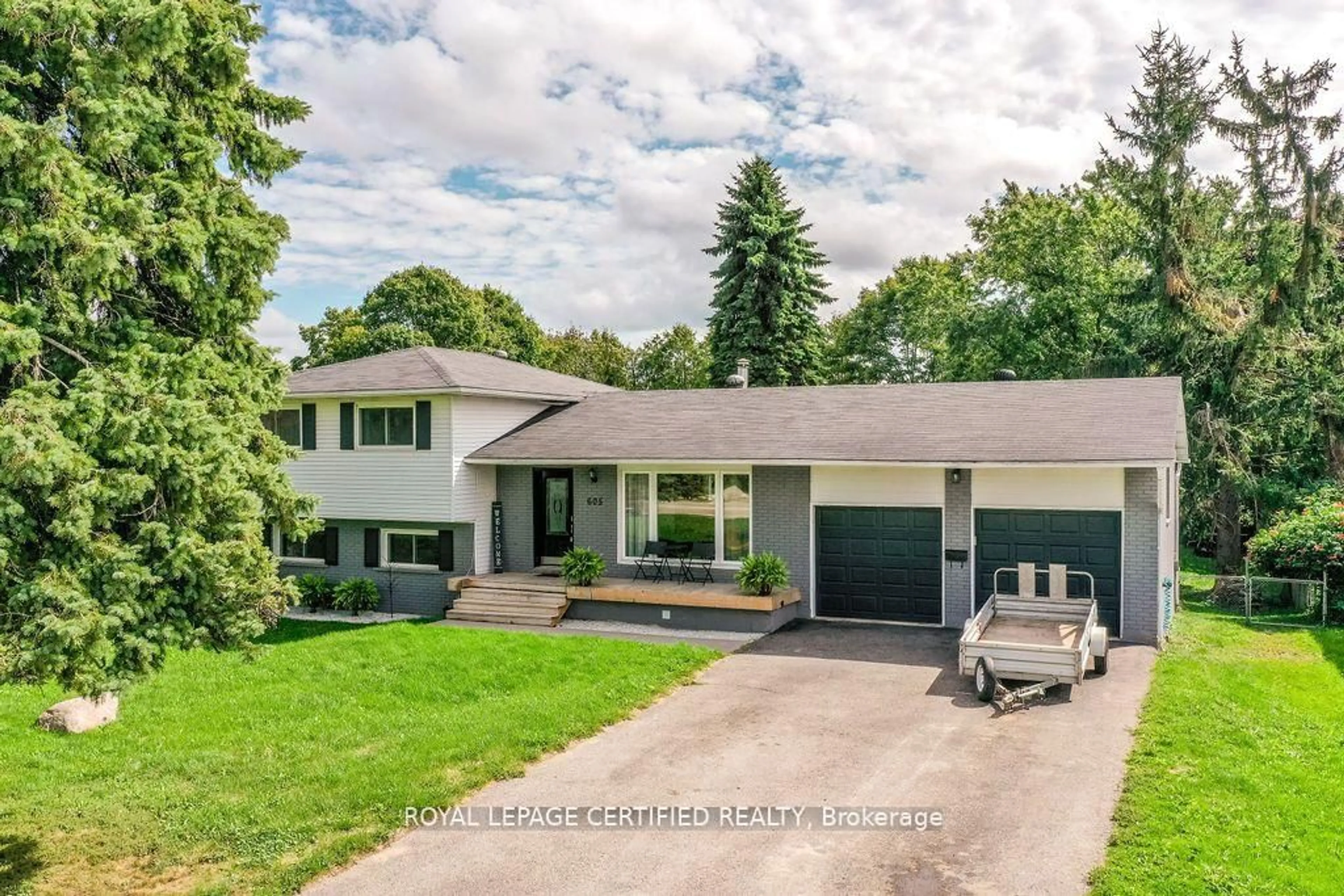 A pic from outside/outdoor area/front of a property/back of a property/a pic from drone, street for 605 Big Bay Point Rd, Barrie Ontario L4N 3Z9