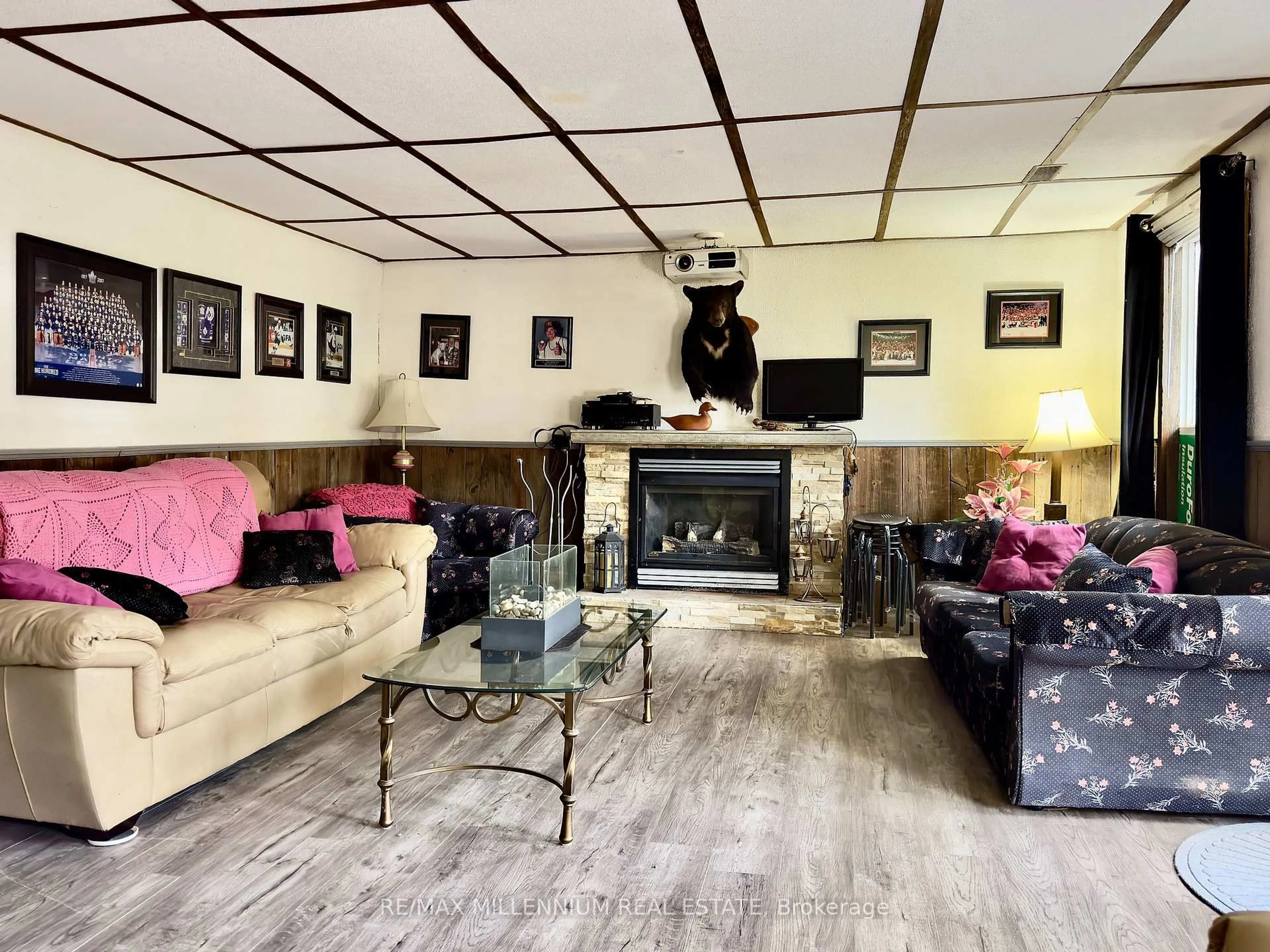 Living room with furniture, unknown for 3741 Cedar Rapids Dr, Severn Ontario L3V 6H2