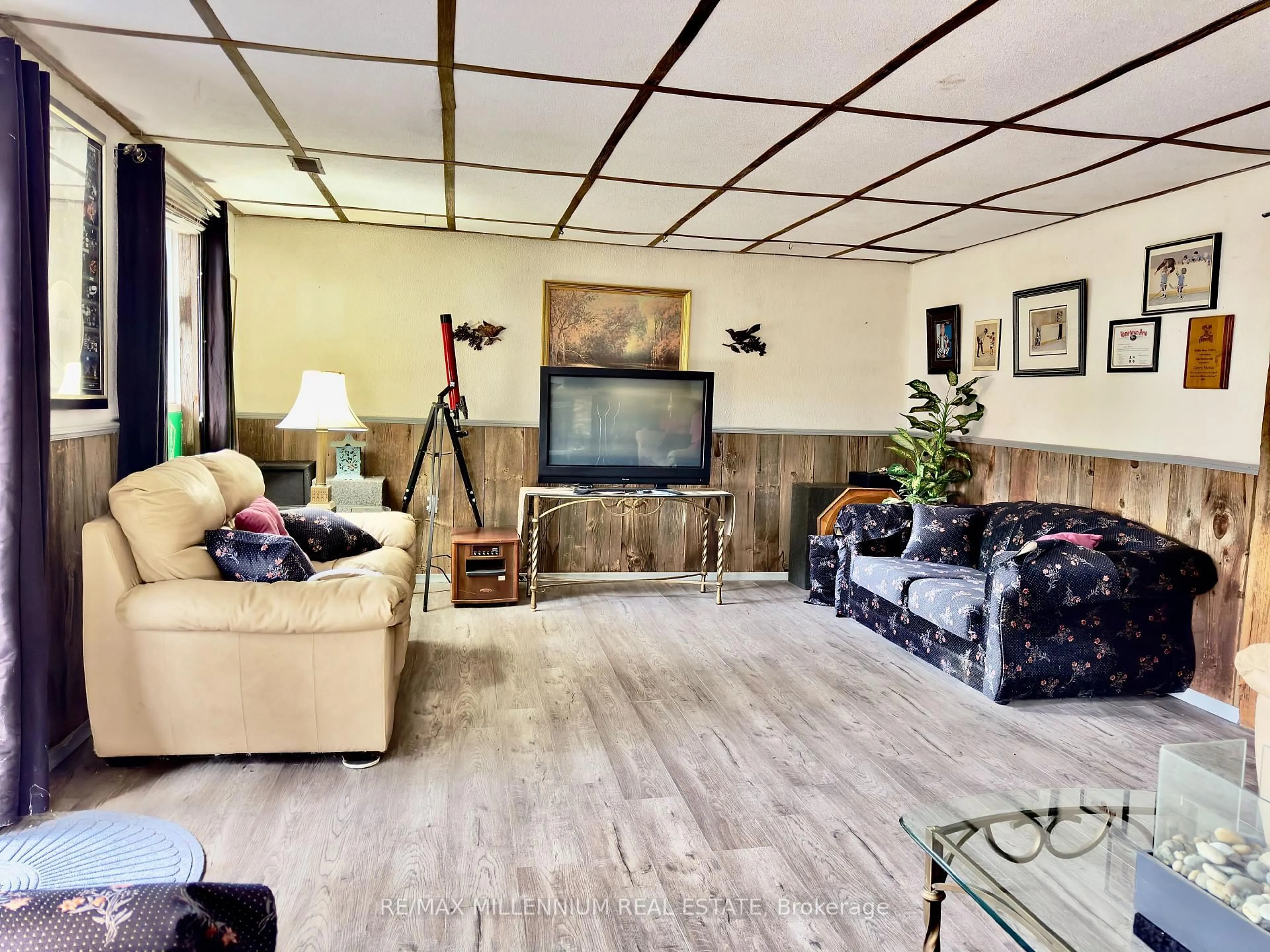 Living room with furniture, wood/laminate floor for 3741 Cedar Rapids Dr, Severn Ontario L3V 6H2