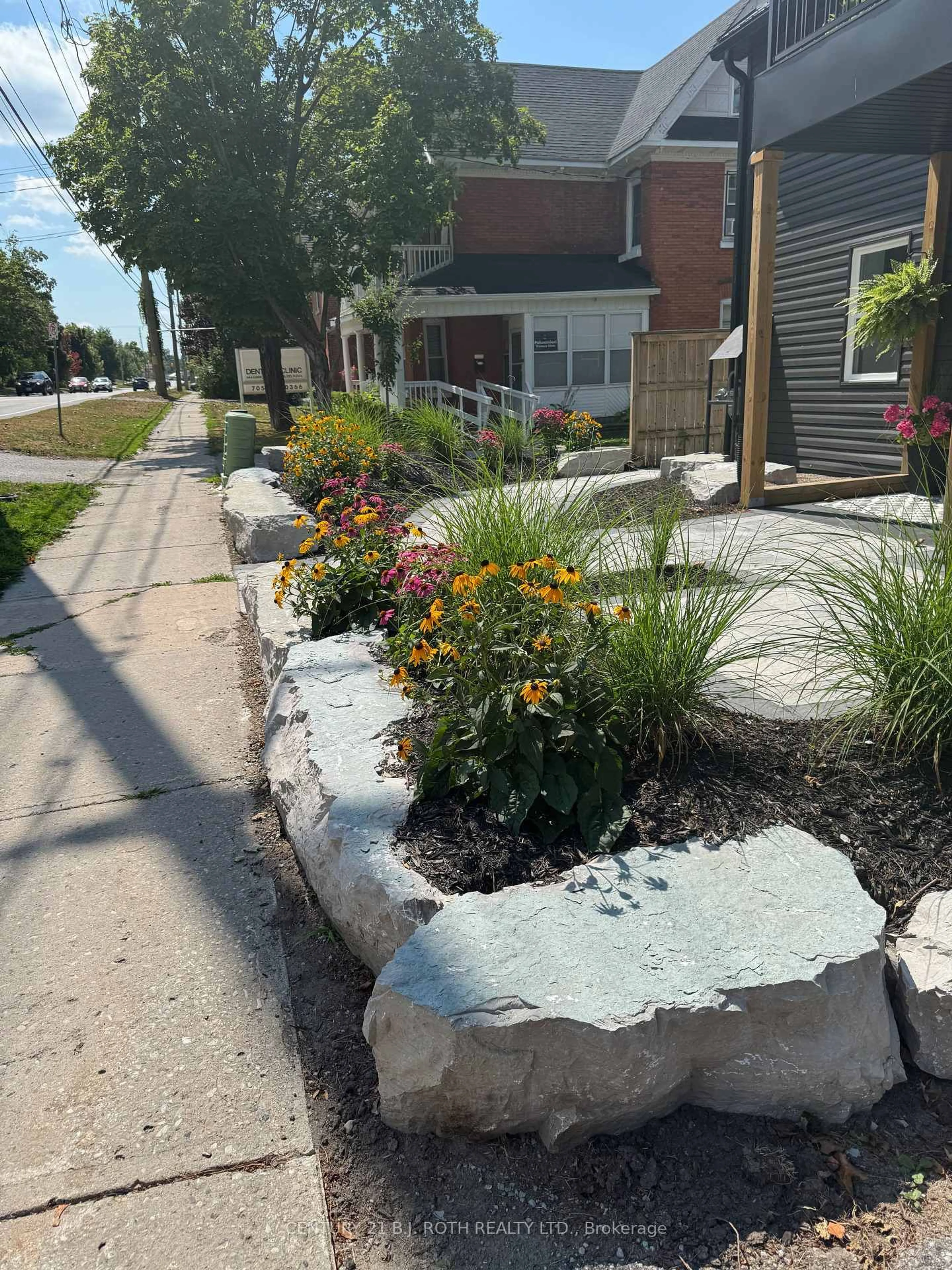 Patio, street for 274 Mississaga St, Orillia Ontario L3V 3B8