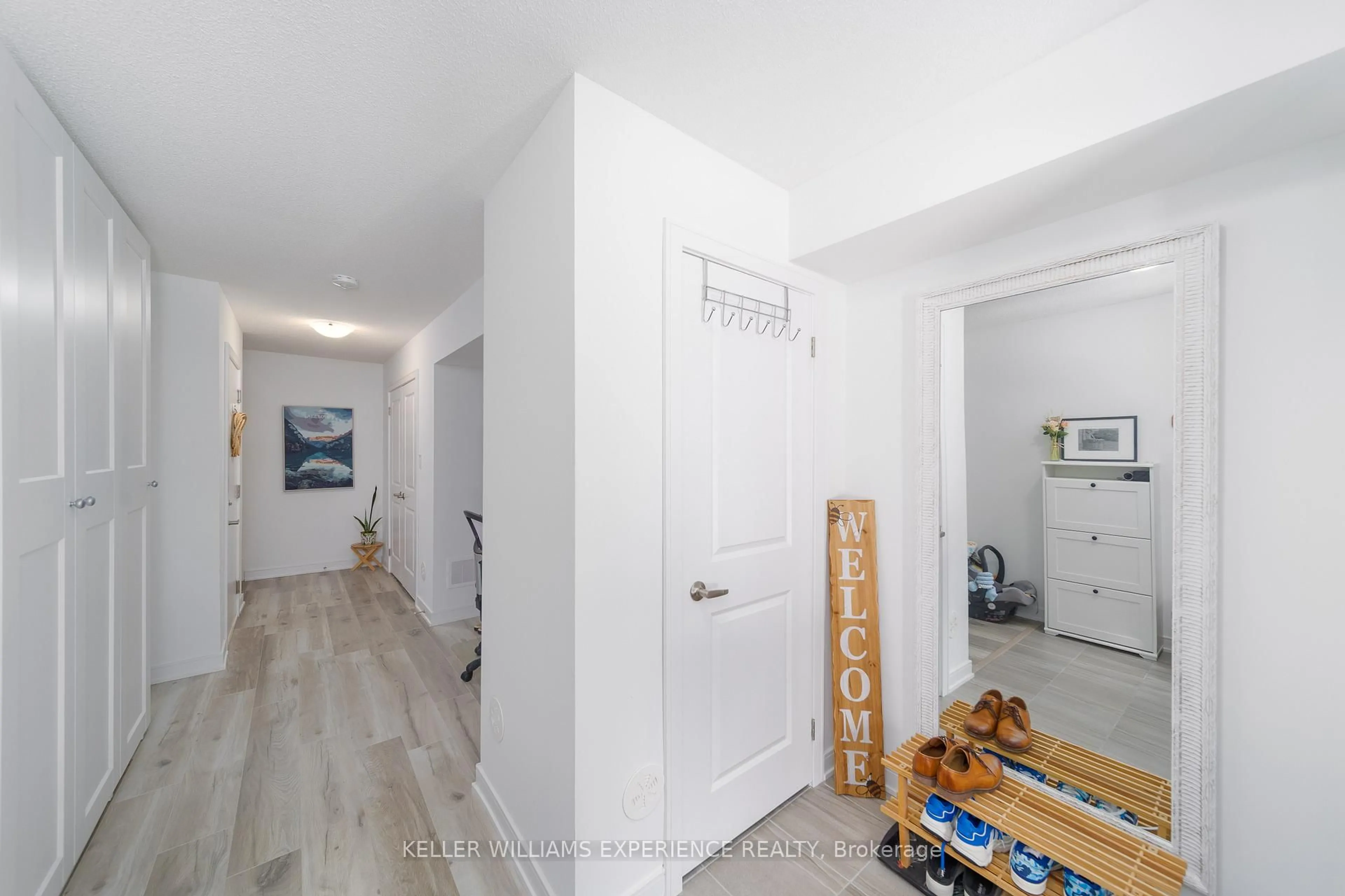 Indoor entryway for 22 Red Maple Lane, Barrie Ontario L9J 0N4