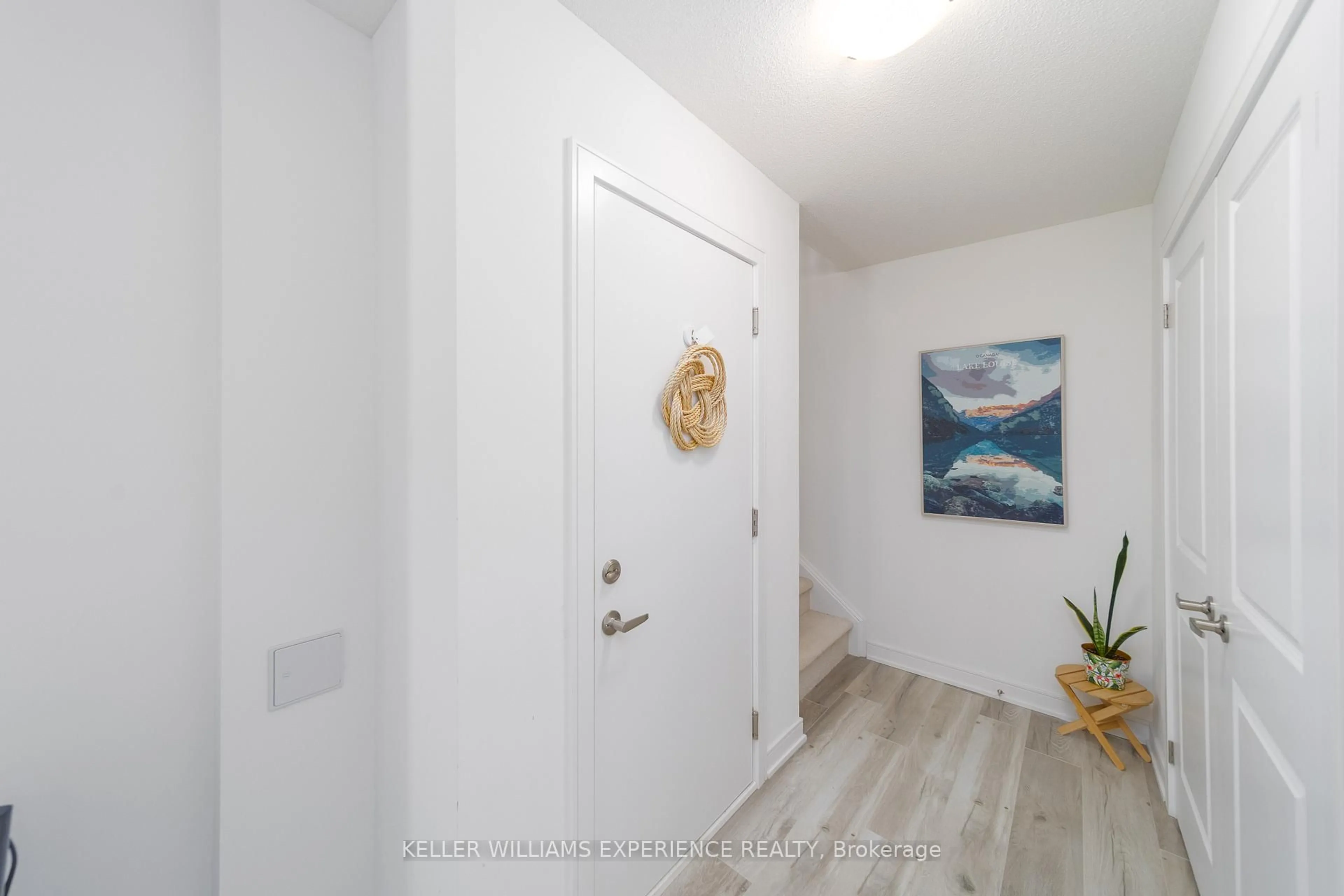 Indoor entryway for 22 Red Maple Lane, Barrie Ontario L9J 0N4