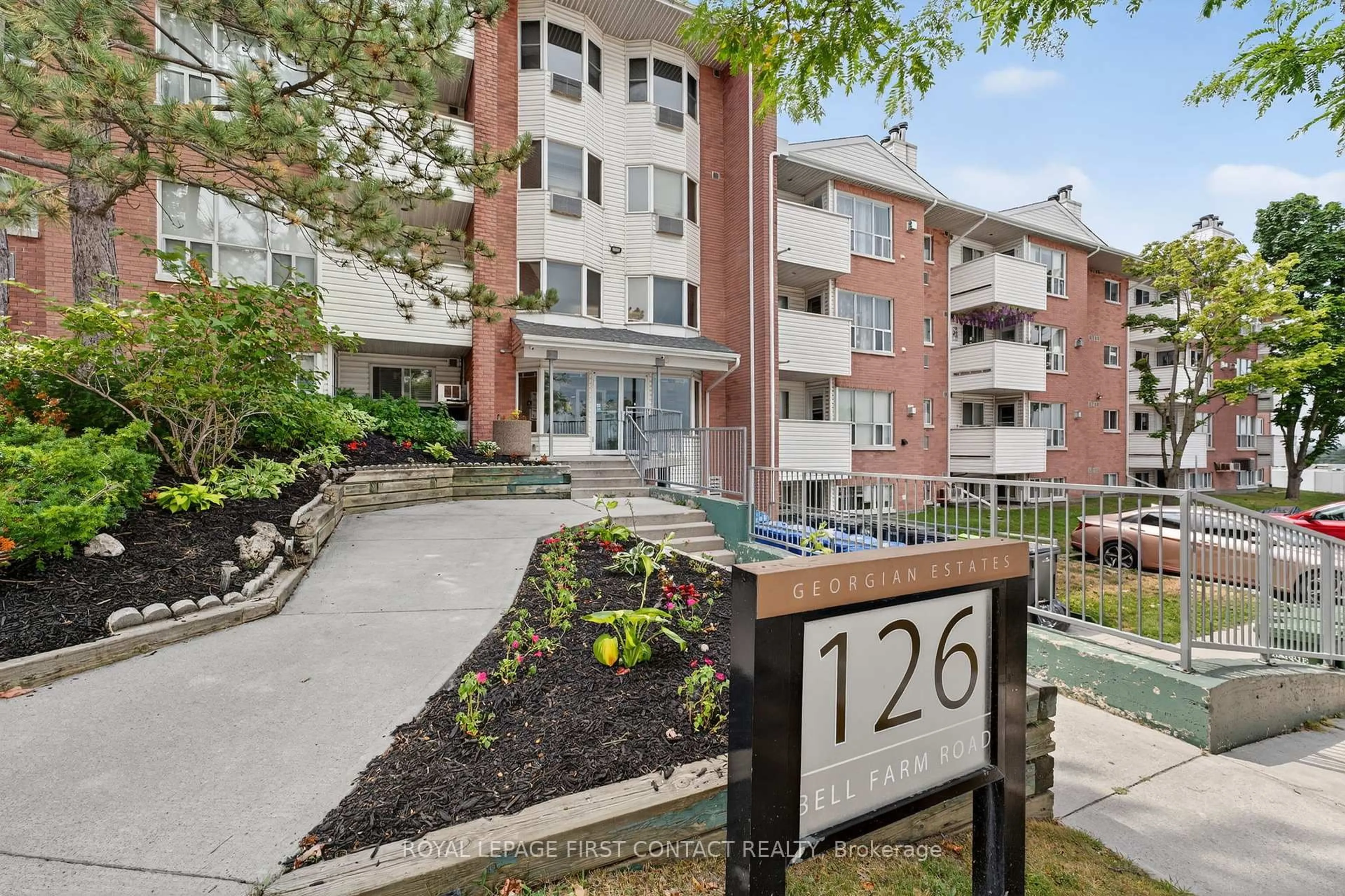 Patio, street for 126 Bell Farm Rd #B08, Barrie Ontario L4M 6J3