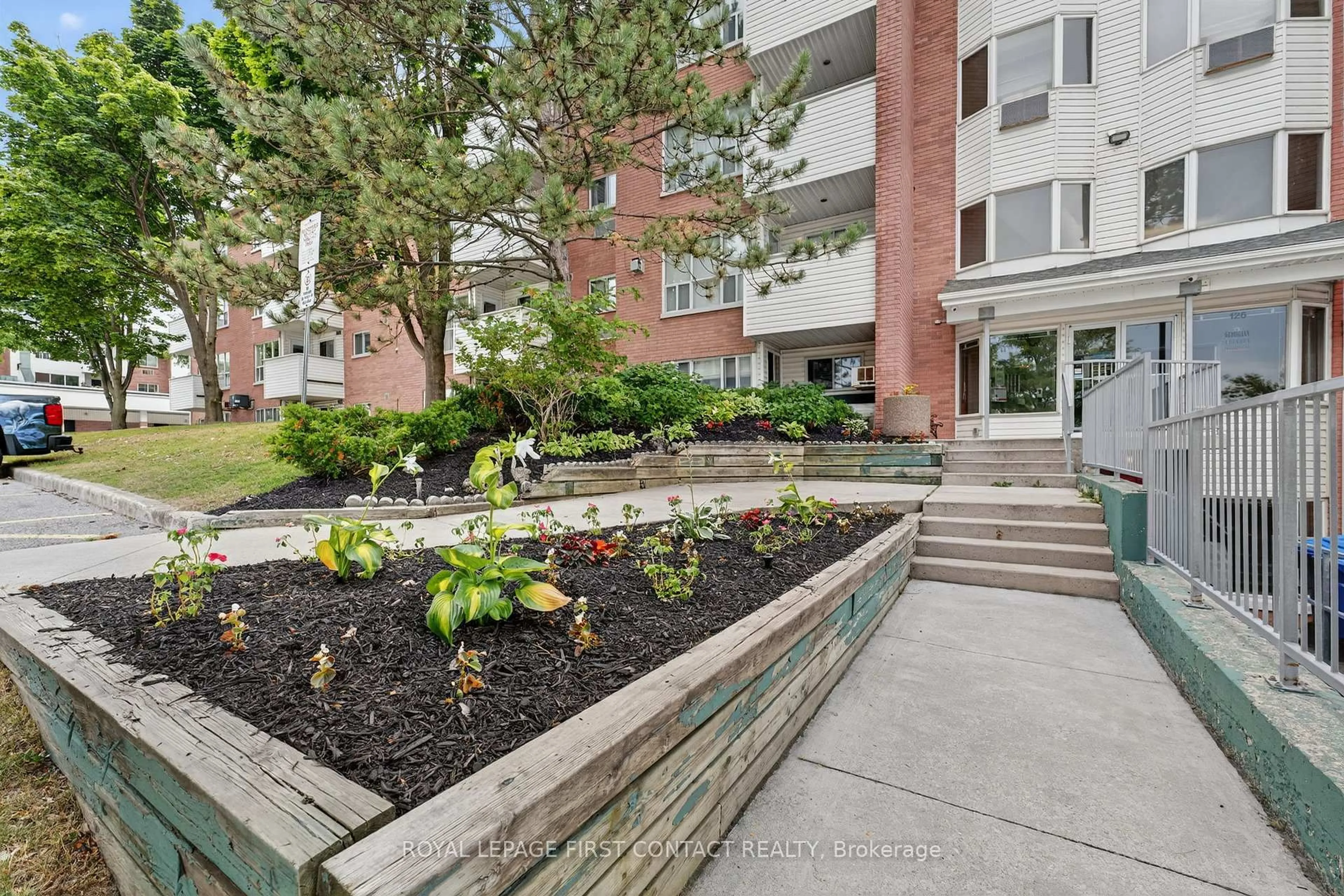 Patio, street for 126 Bell Farm Rd #B08, Barrie Ontario L4M 6J3