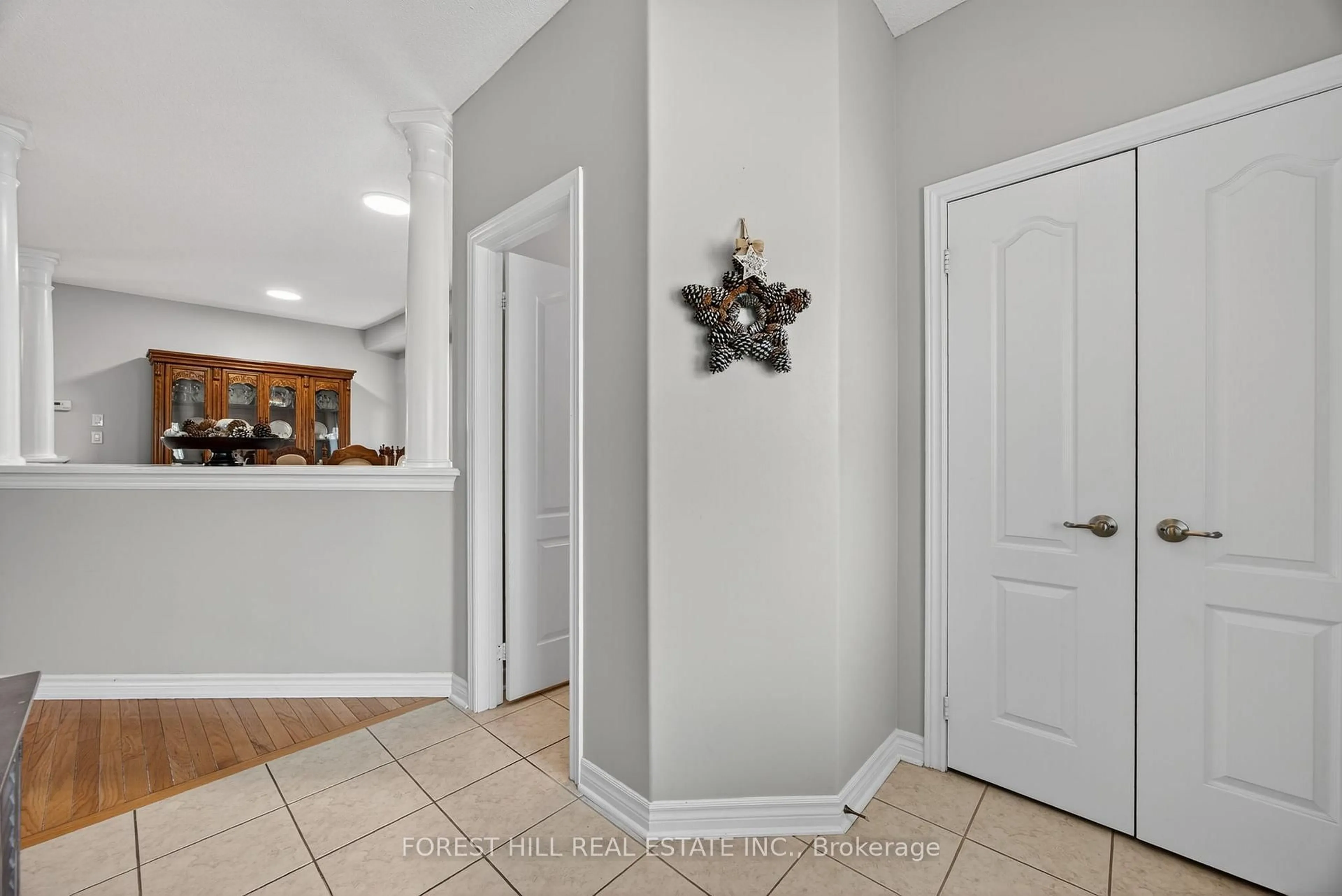 Indoor entryway for 31 Connaught Lane, Barrie Ontario L4M 0A6