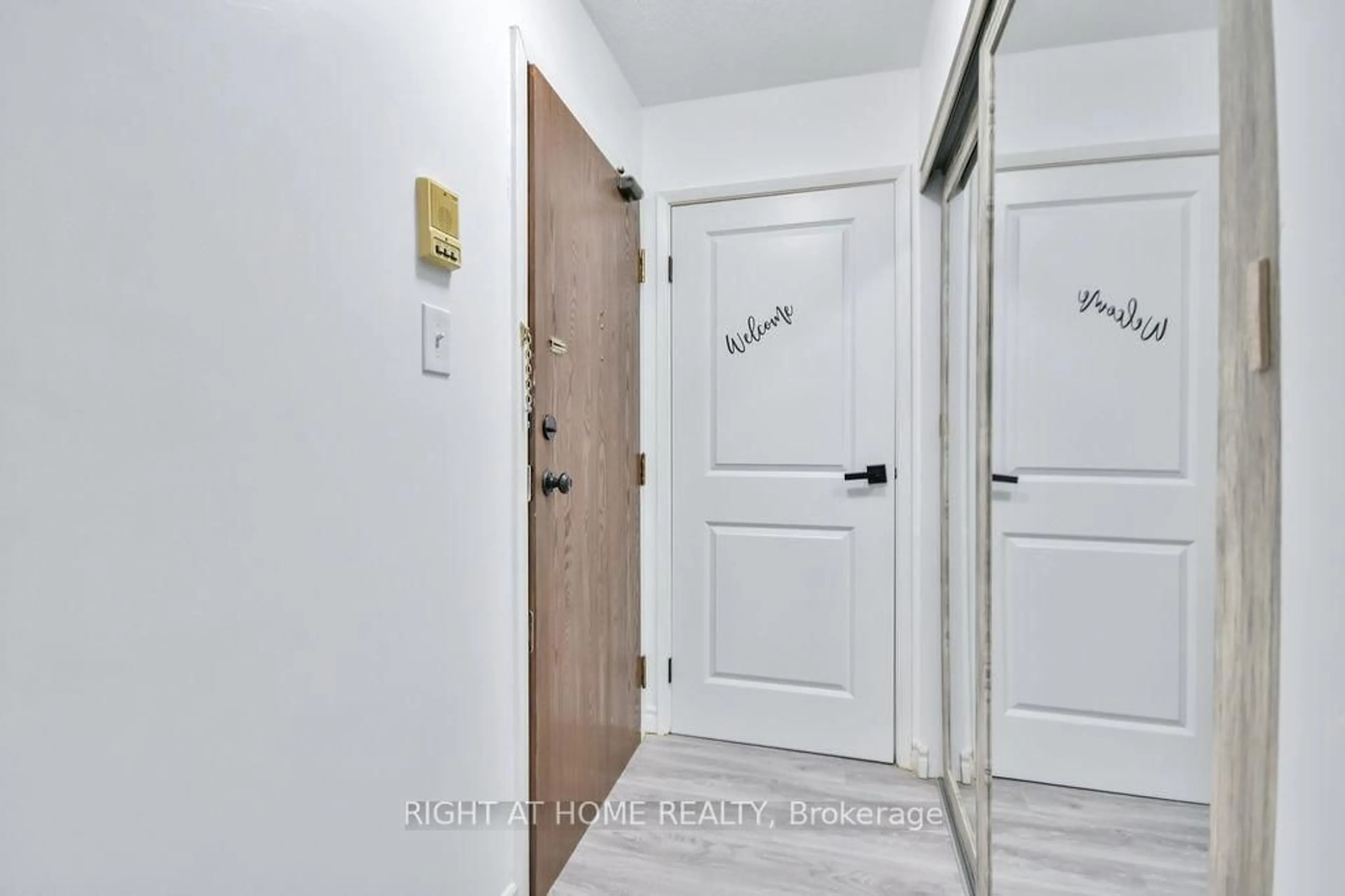 Indoor entryway for 179 Edgehill Dr #B6, Barrie Ontario L4N 1L9