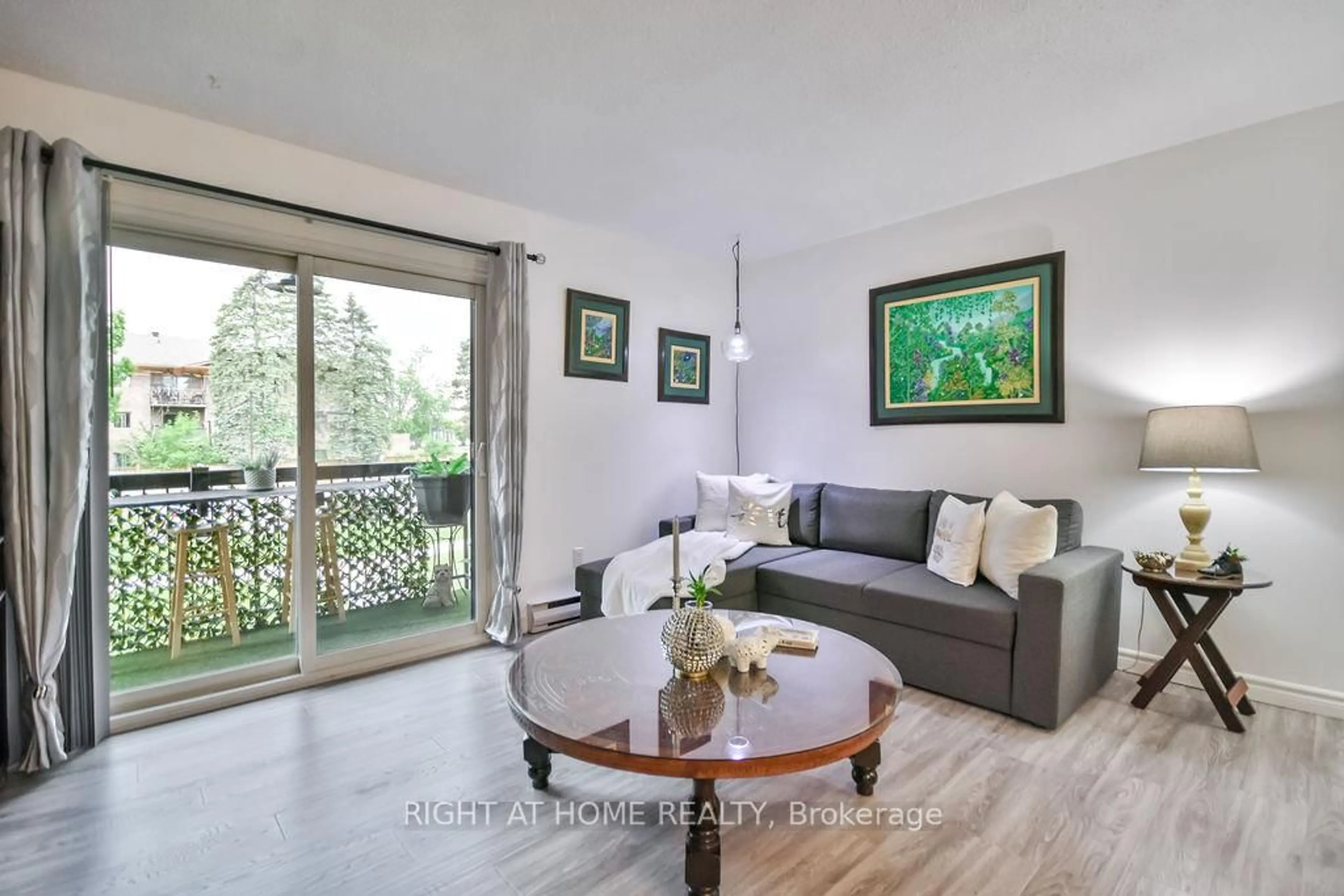 Living room with furniture, wood/laminate floor for 179 Edgehill Dr #B6, Barrie Ontario L4N 1L9