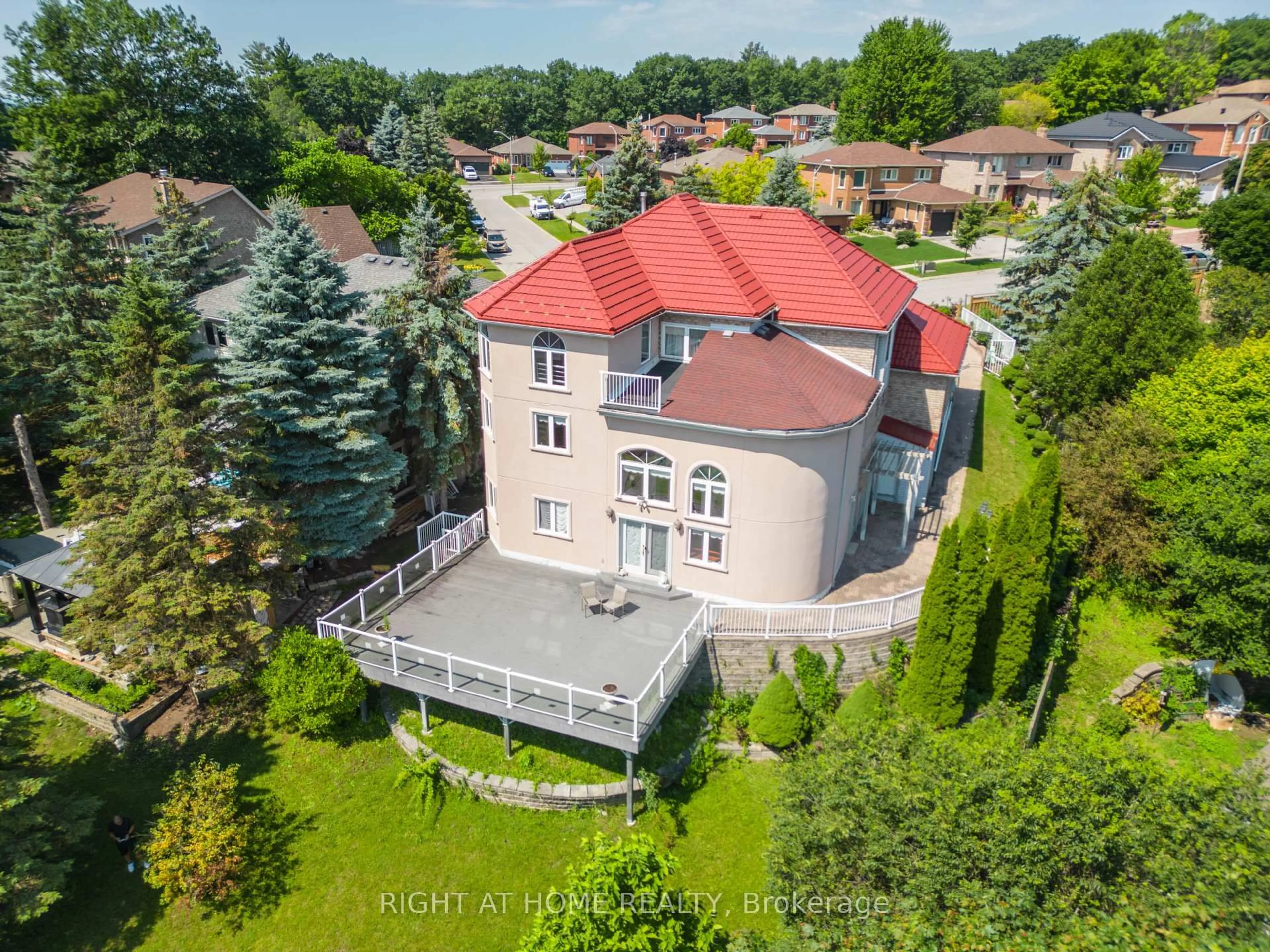 A pic from outside/outdoor area/front of a property/back of a property/a pic from drone, unknown for 11 Thackeray Cres, Barrie Ontario L4N 6J6