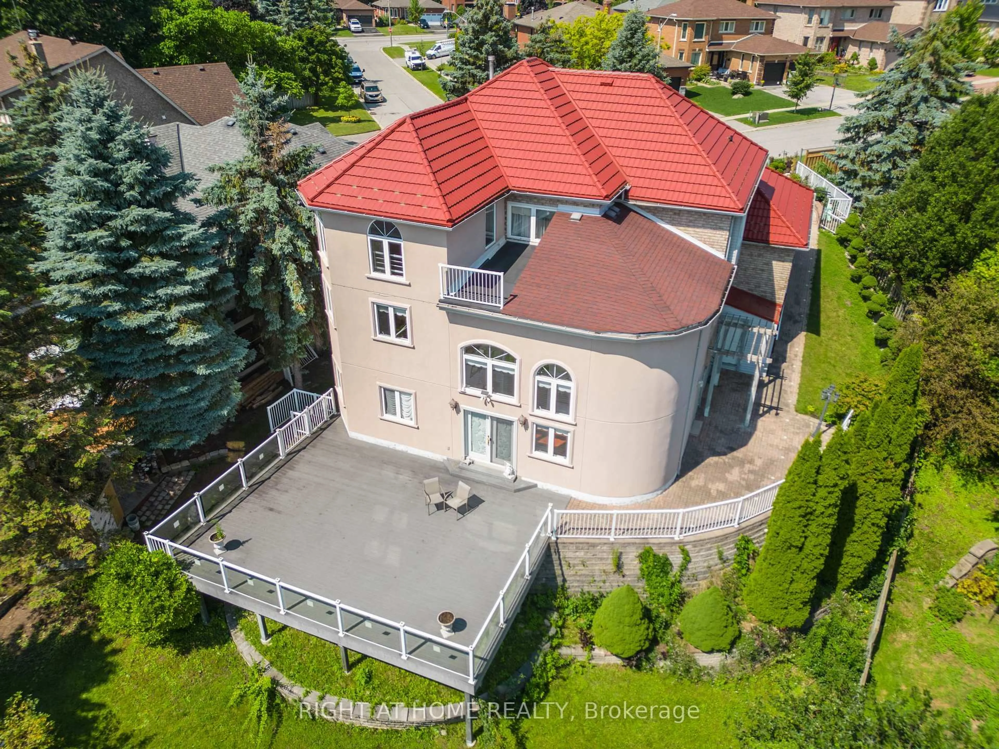 A pic from outside/outdoor area/front of a property/back of a property/a pic from drone, building for 11 Thackeray Cres, Barrie Ontario L4N 6J6