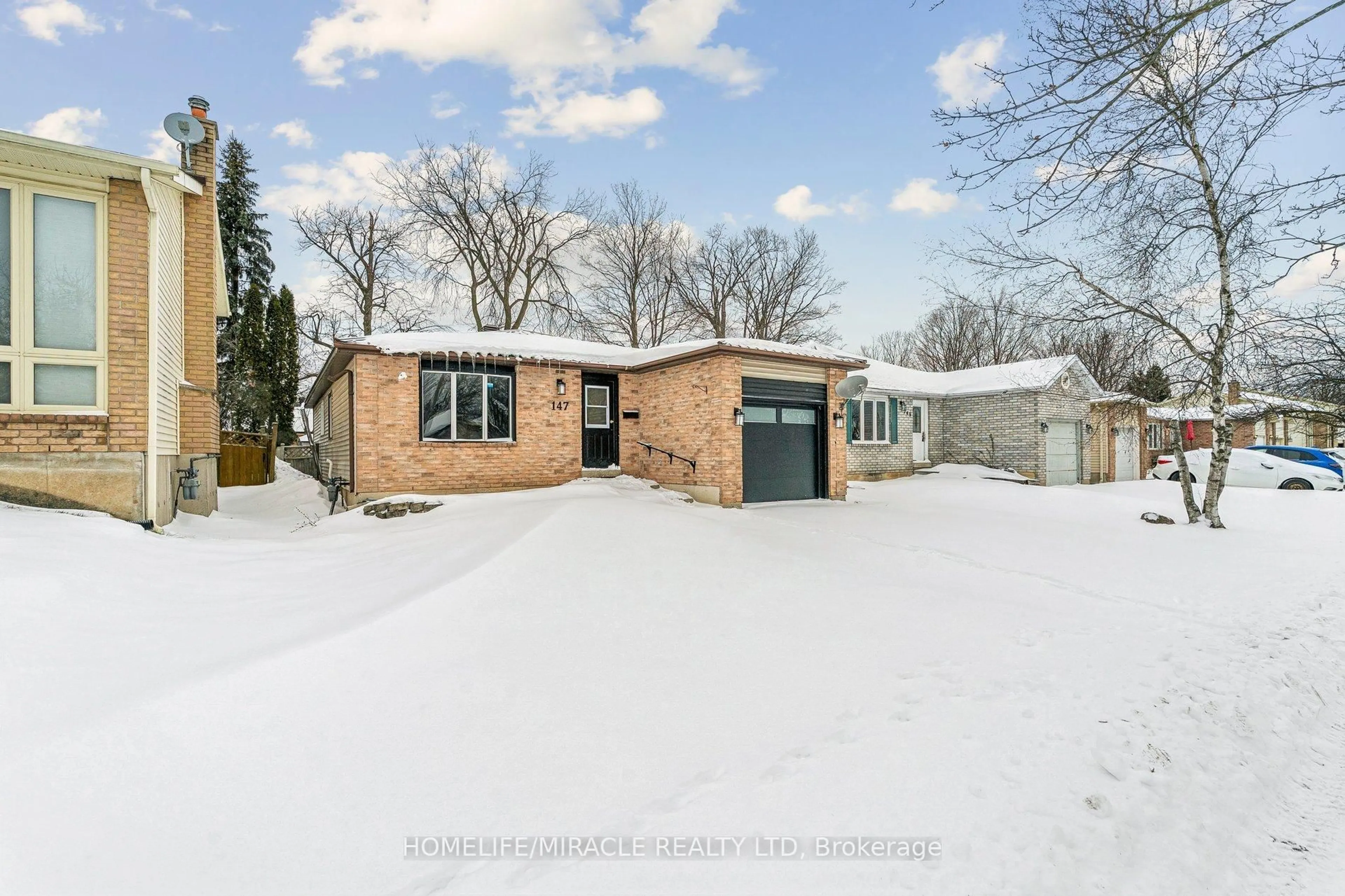 A pic from outside/outdoor area/front of a property/back of a property/a pic from drone, street for 147 Hickling Tr, Barrie Ontario L4M 5T7