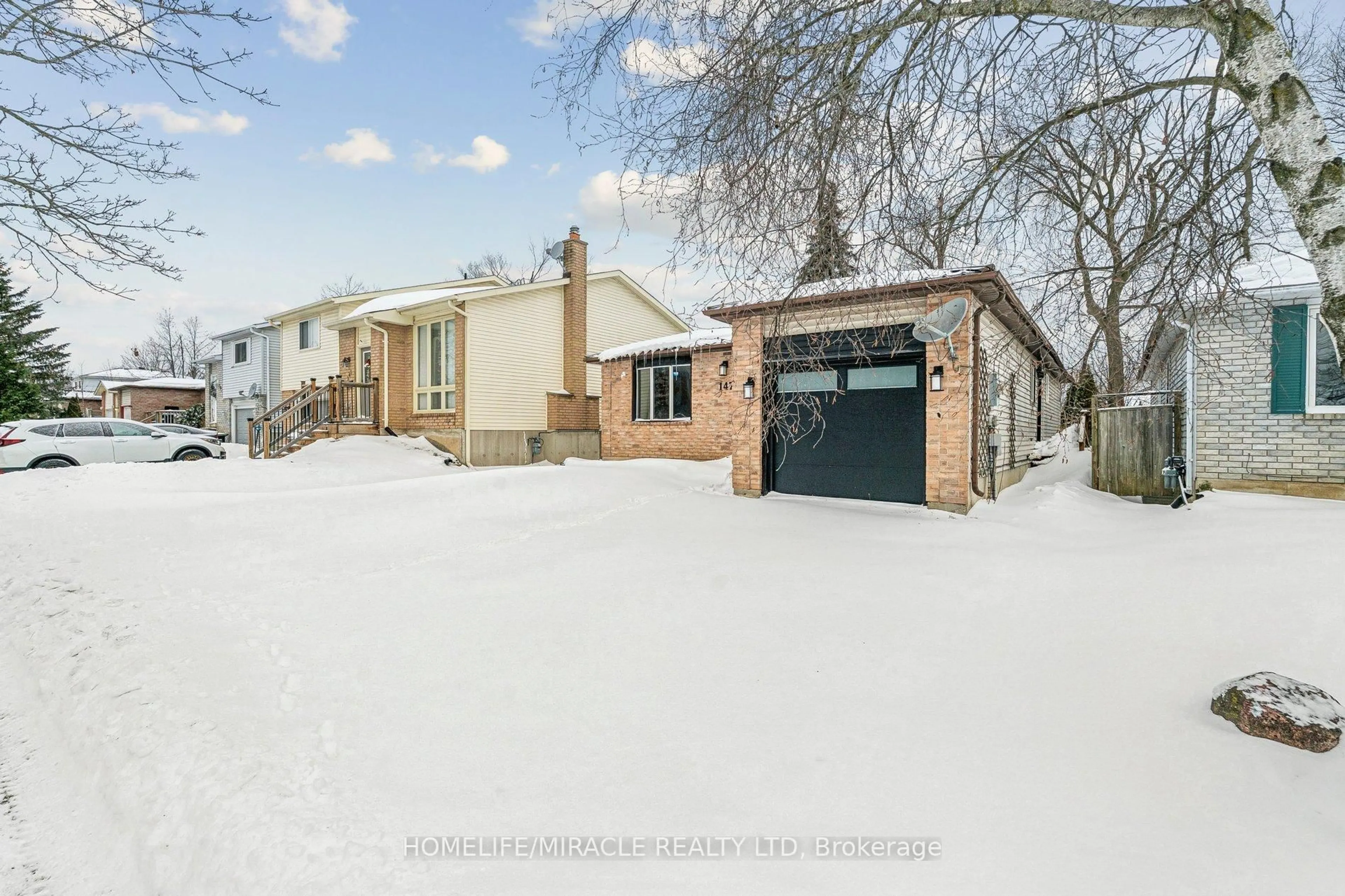 A pic from outside/outdoor area/front of a property/back of a property/a pic from drone, street for 147 Hickling Tr, Barrie Ontario L4M 5T7