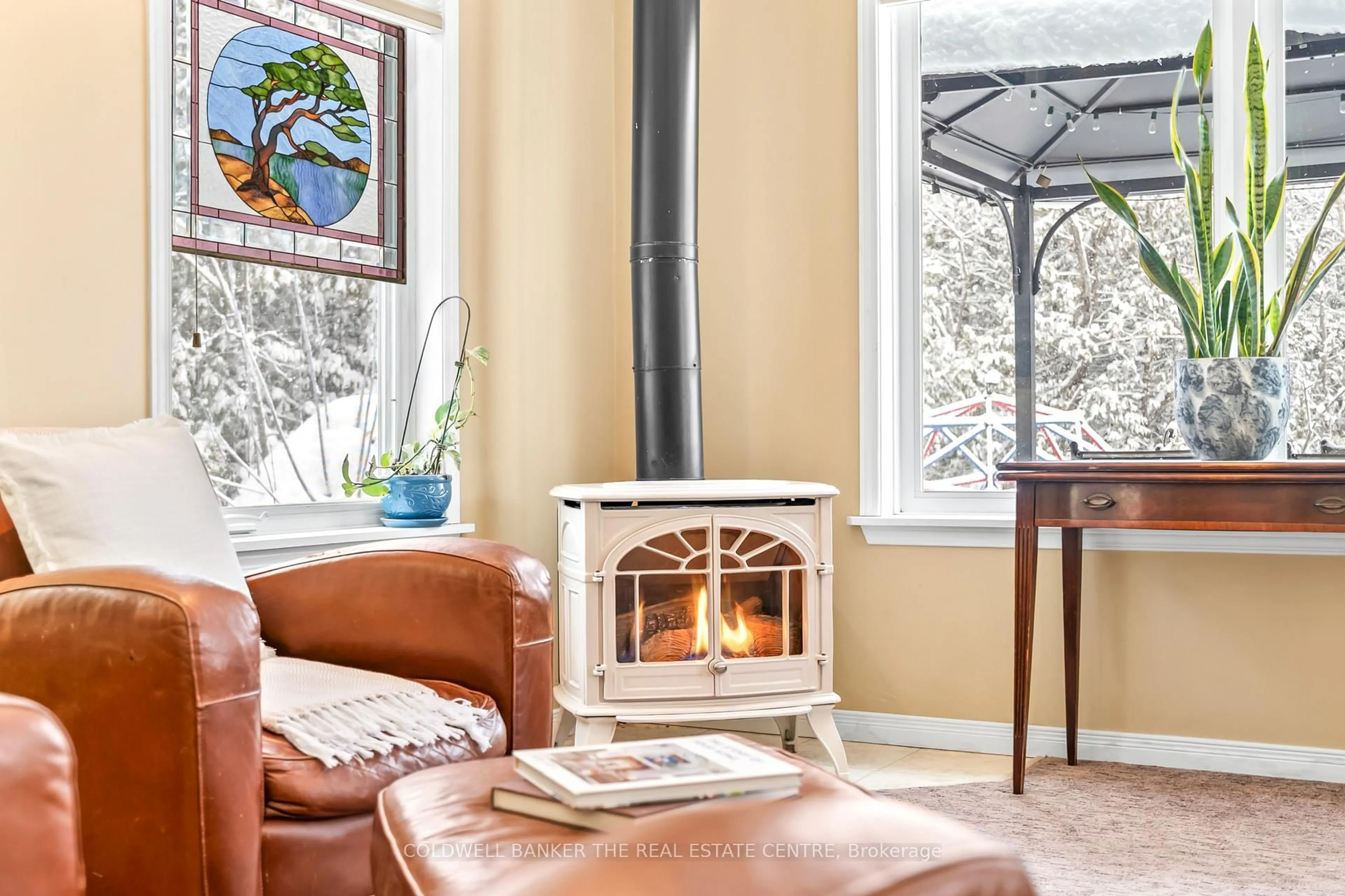 Living room with furniture, ceramic/tile floor for 829 Memorial Ave, Orillia Ontario L3V 0T7