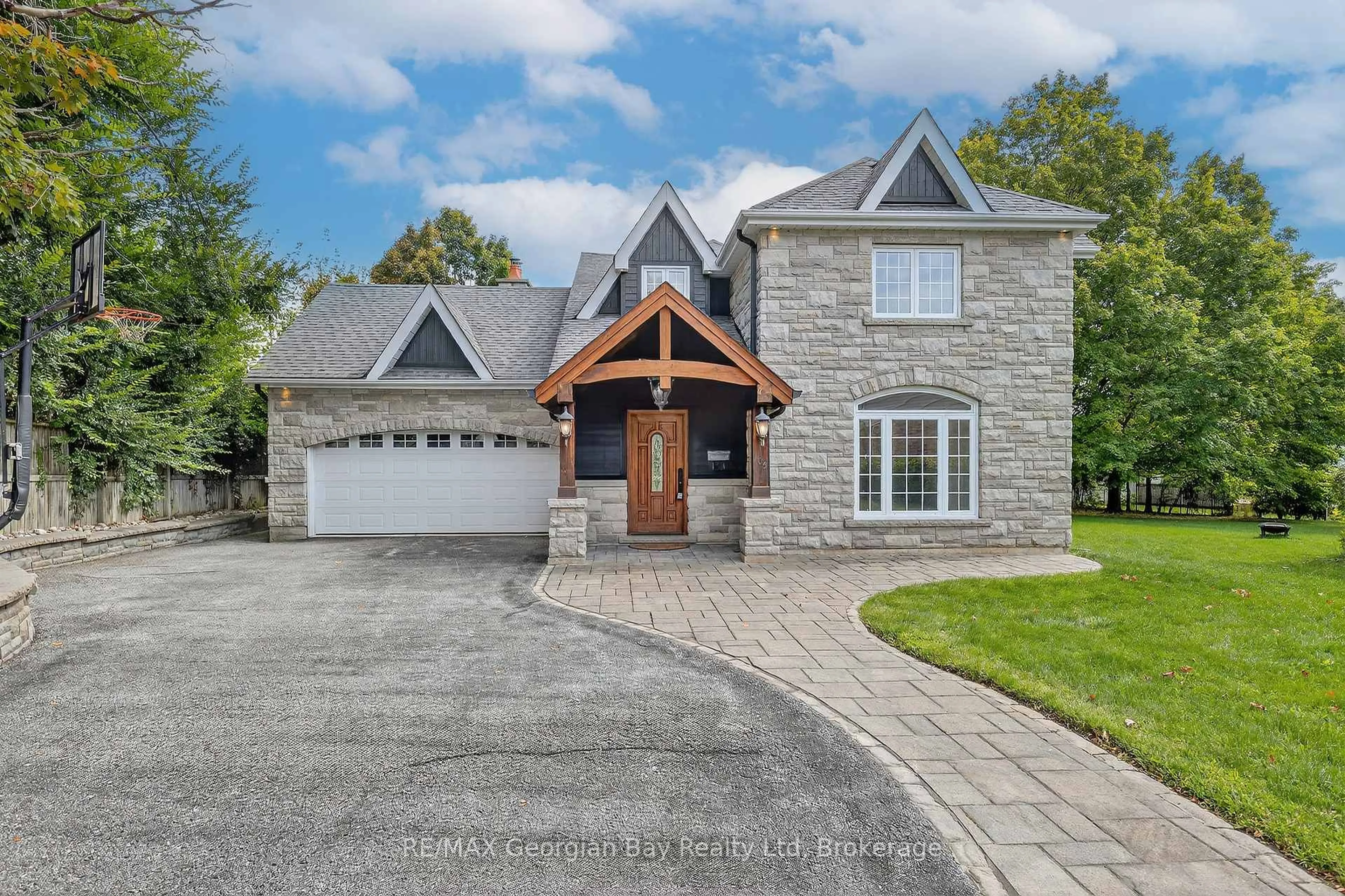 Home with brick exterior material, street for 105 Duckworth St, Barrie Ontario L4M 3V9