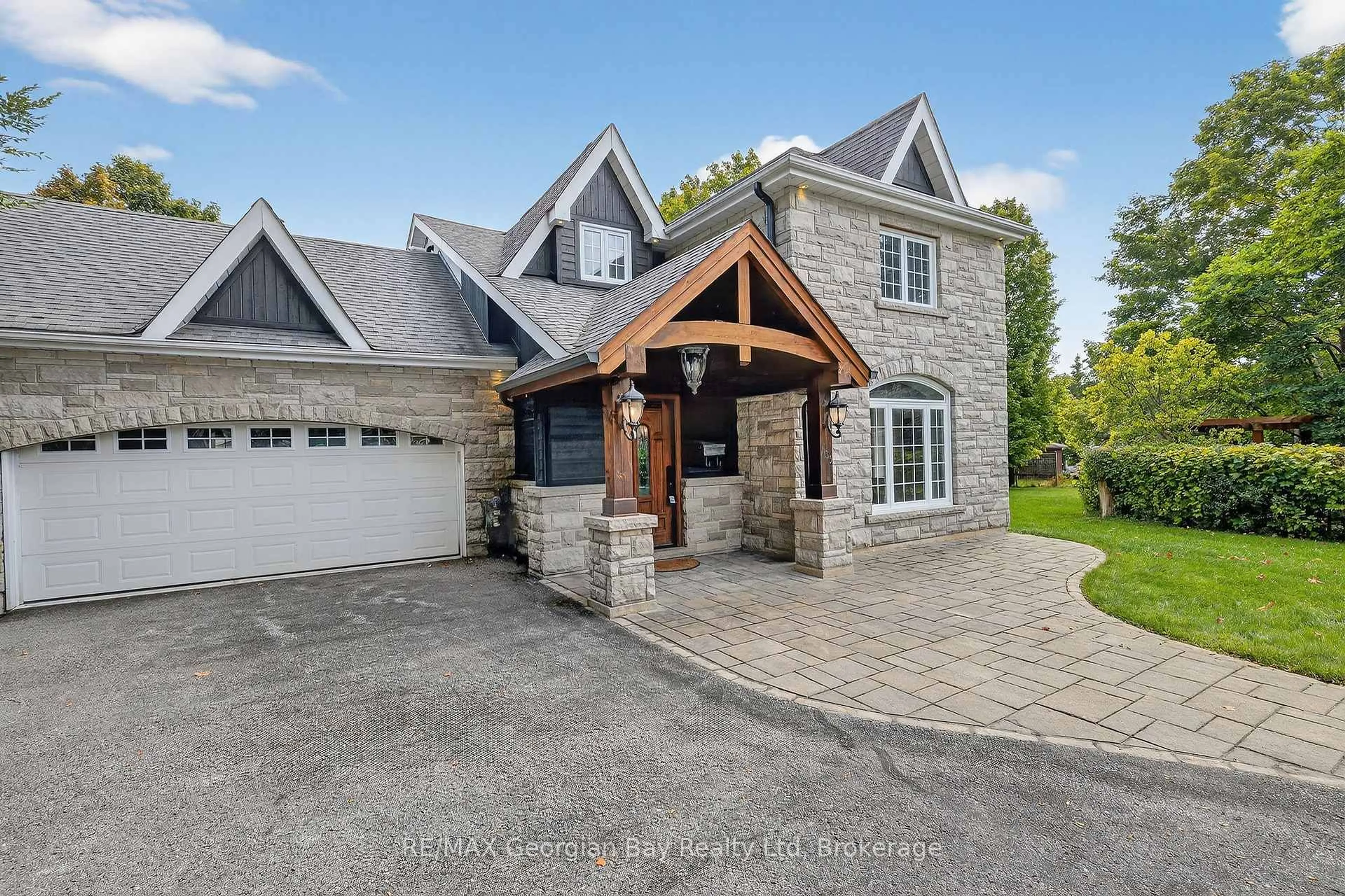 Home with brick exterior material, street for 105 Duckworth St, Barrie Ontario L4M 3V9