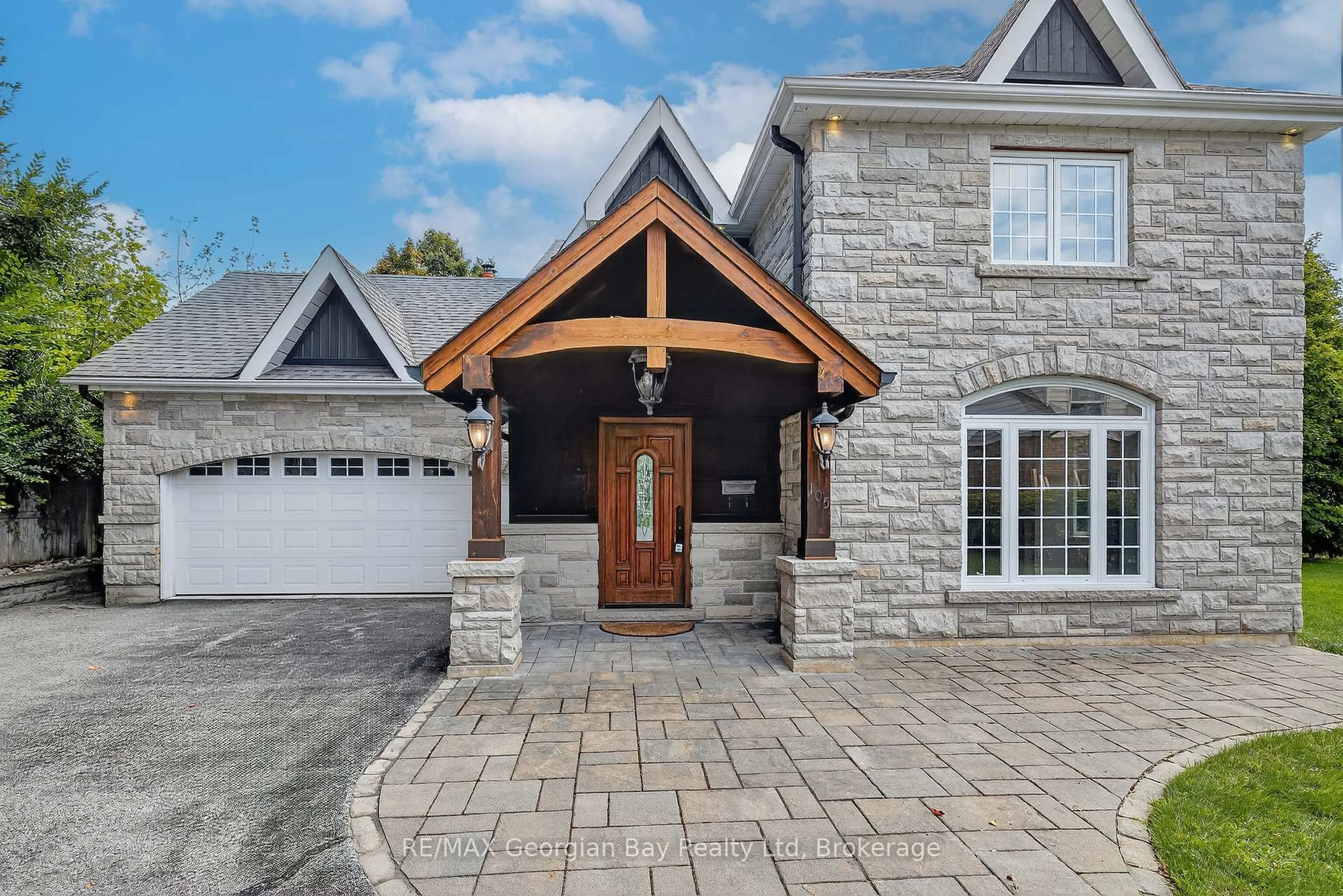 Home with brick exterior material, street for 105 Duckworth St, Barrie Ontario L4M 3V9