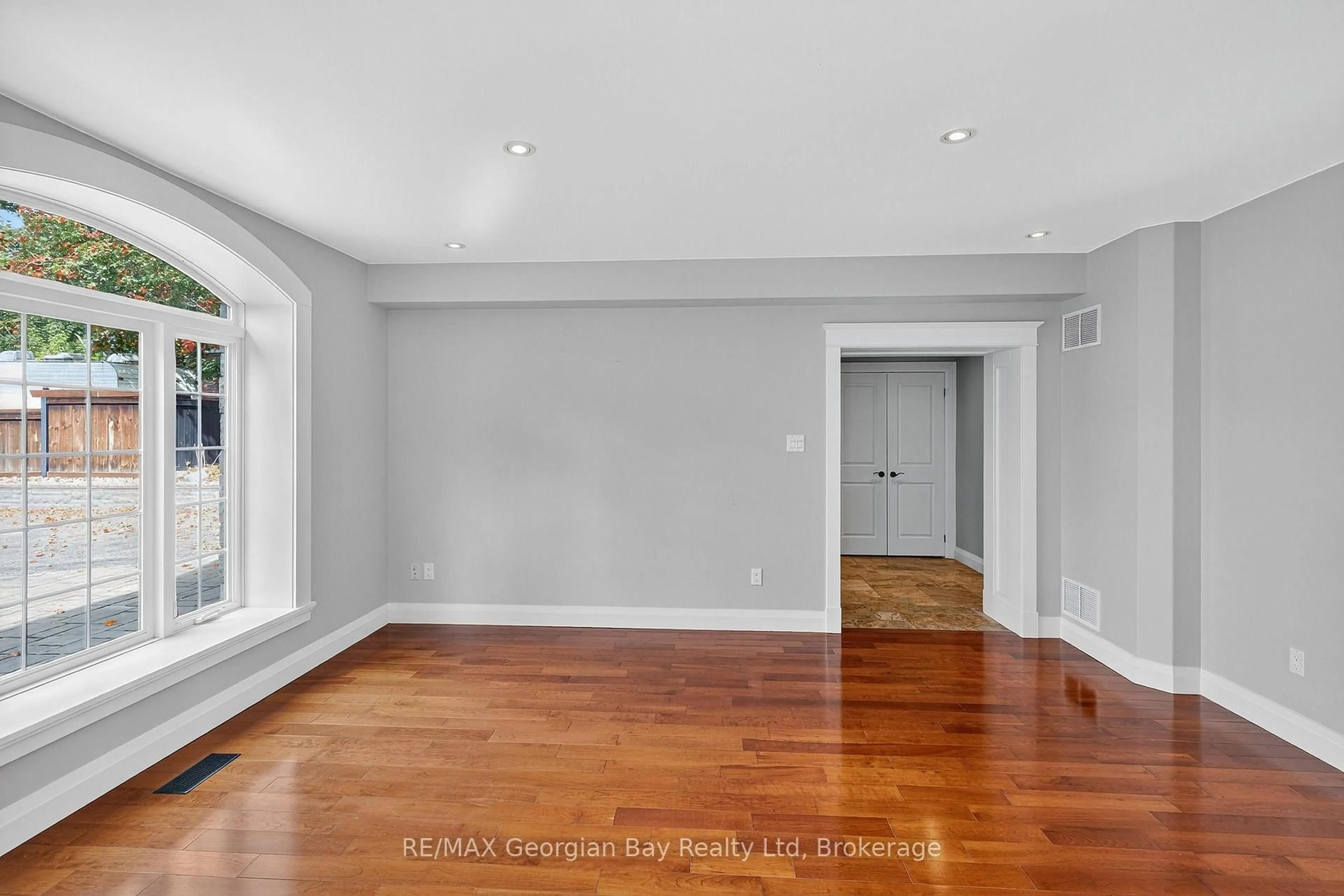 Unknown for 105 Duckworth St, Barrie Ontario L4M 3V9