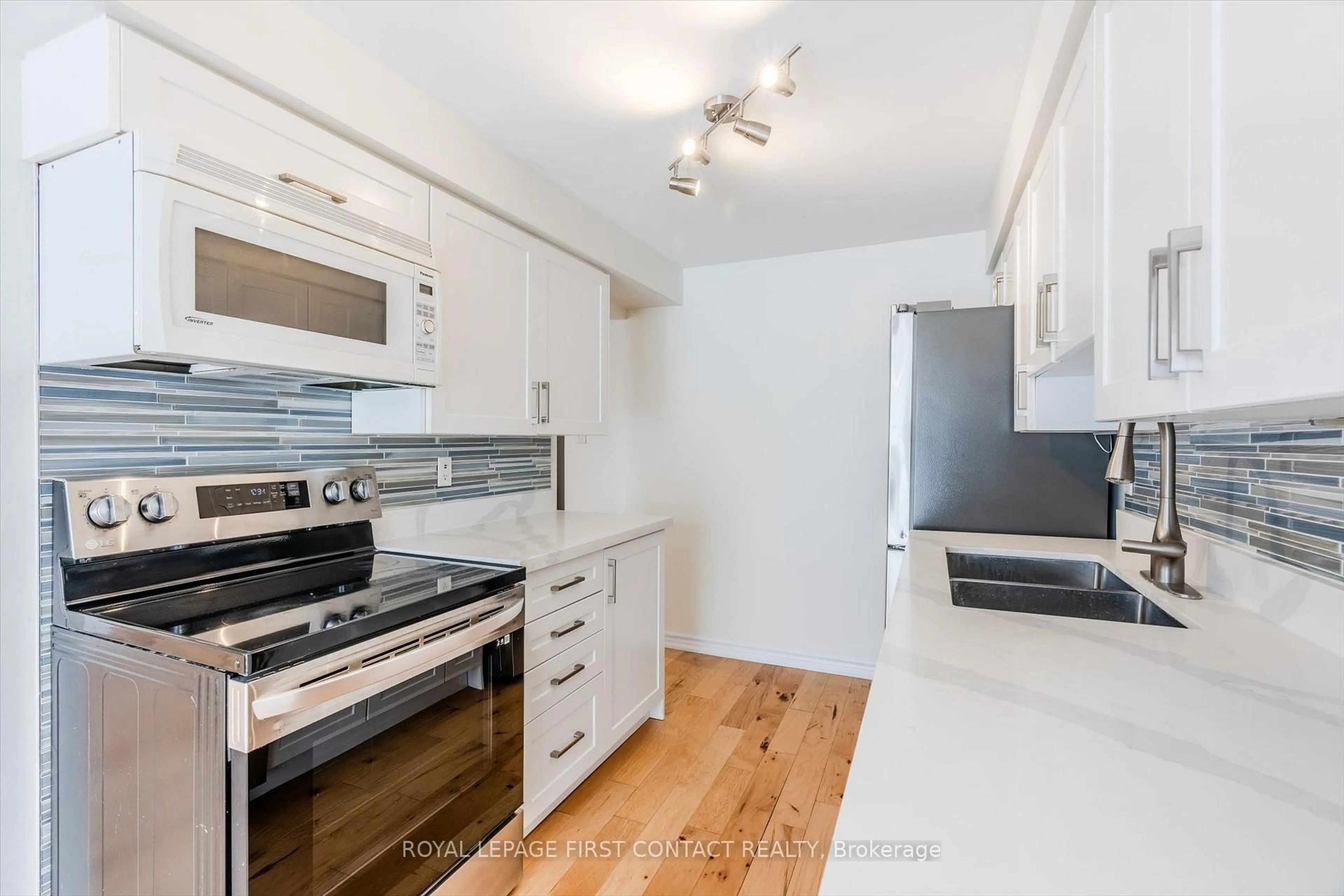 Standard kitchen, wood/laminate floor for 269 Dunsmore Lane, Barrie Ontario L4M 7A7