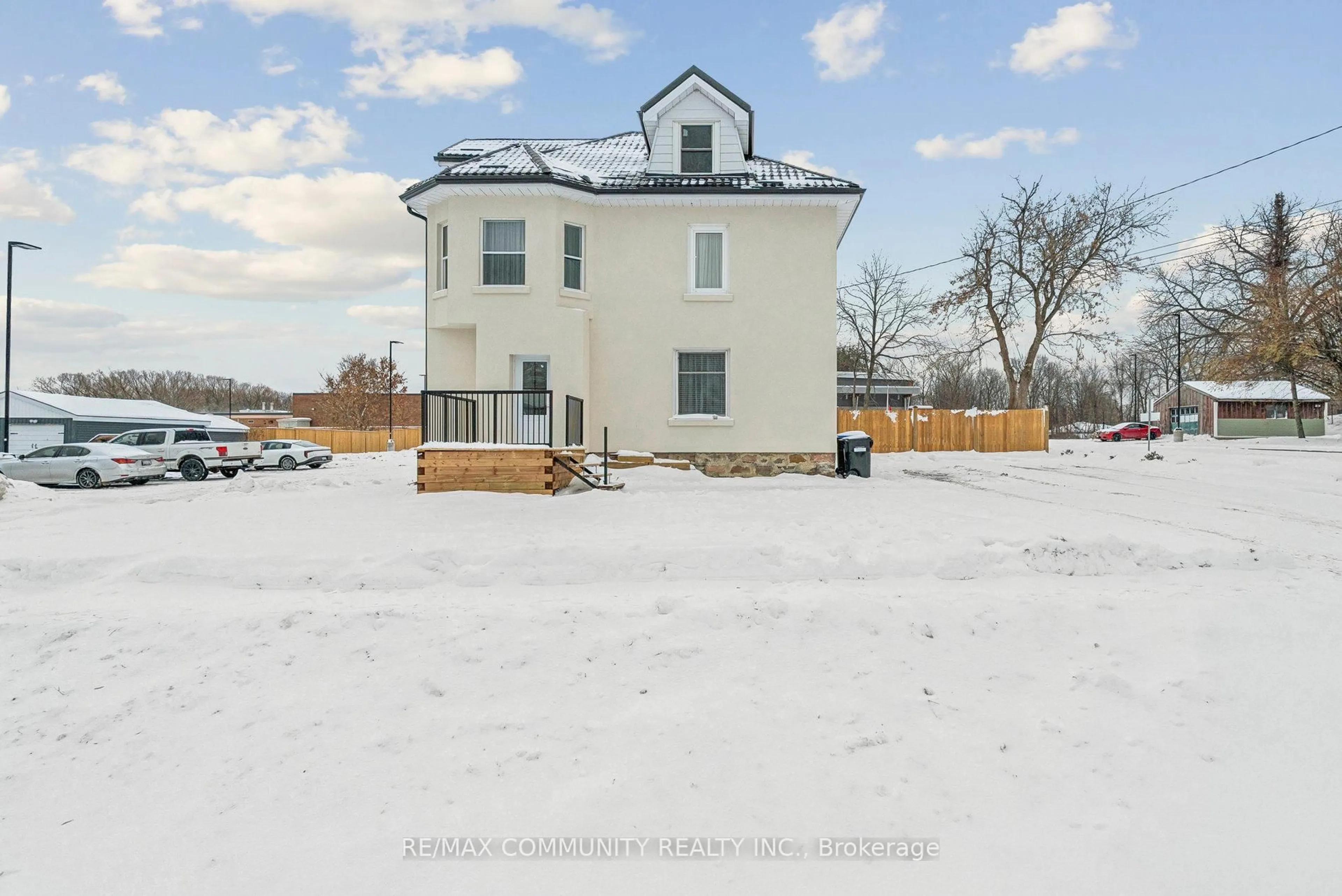 A pic from outside/outdoor area/front of a property/back of a property/a pic from drone, building for 119 Jephson St, Tay Ontario L0K 2A0