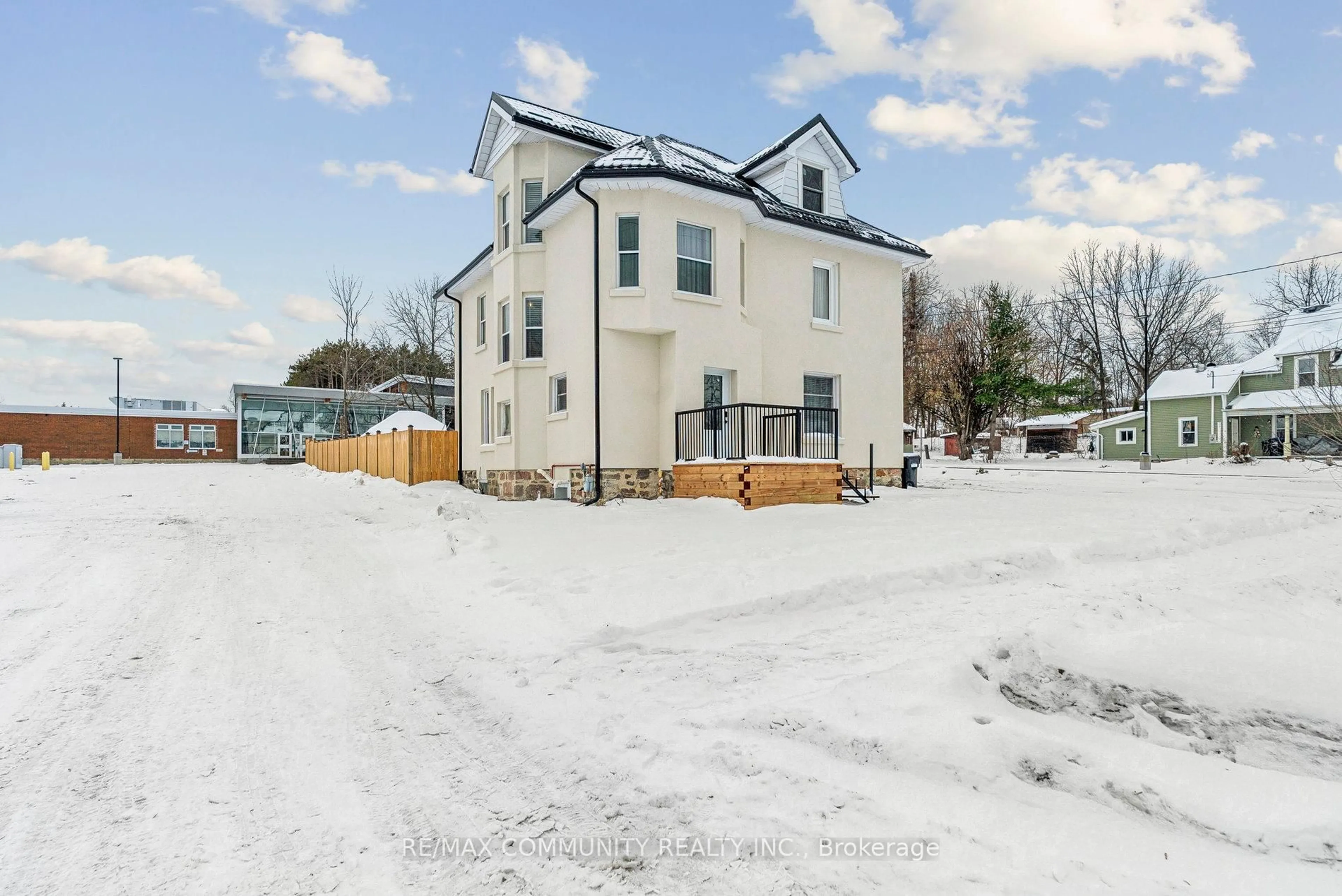 A pic from outside/outdoor area/front of a property/back of a property/a pic from drone, unknown for 119 Jephson St, Tay Ontario L0K 2A0