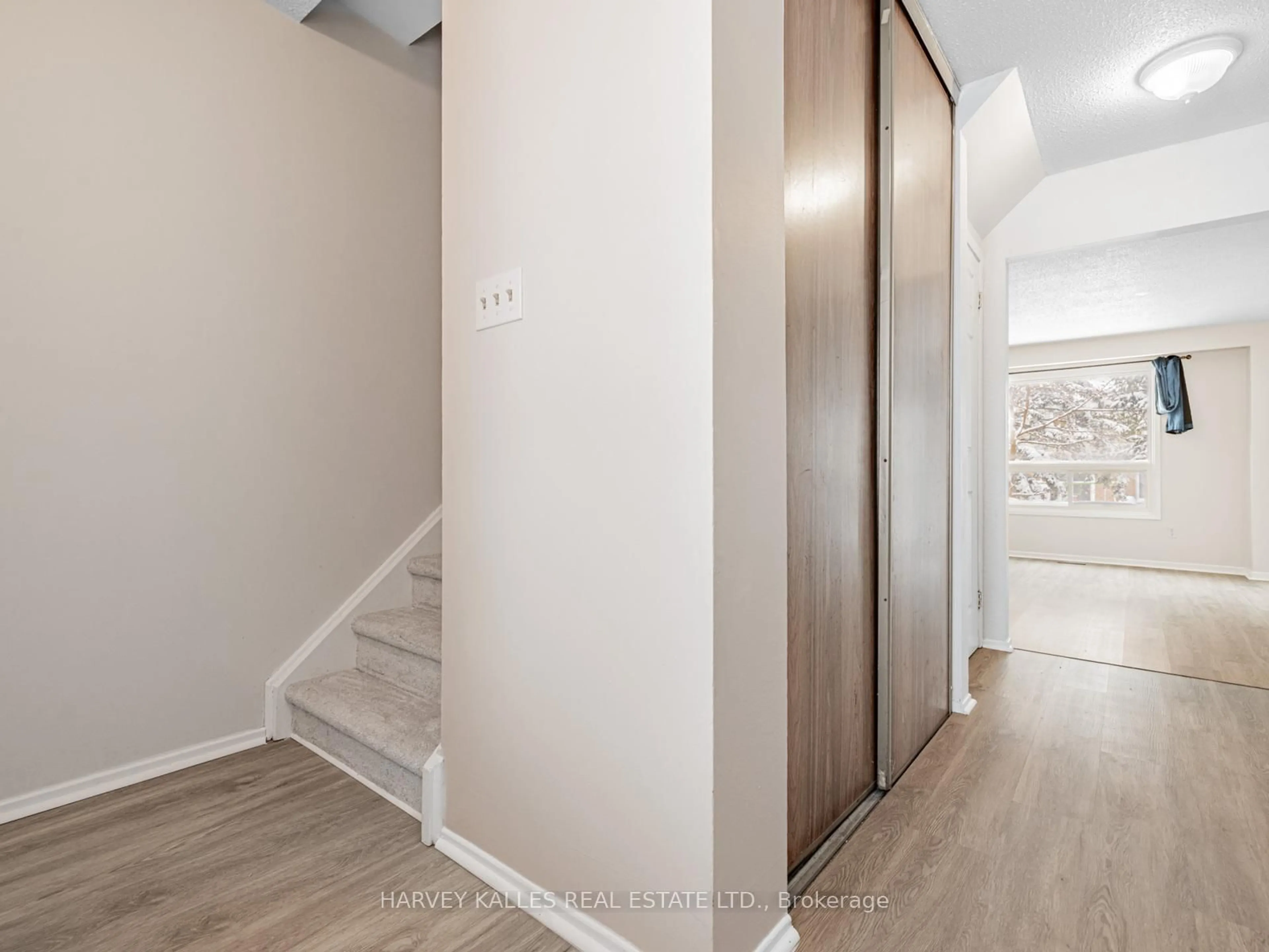 Indoor entryway for 263 Browning Tr, Barrie Ontario L4N 5C9