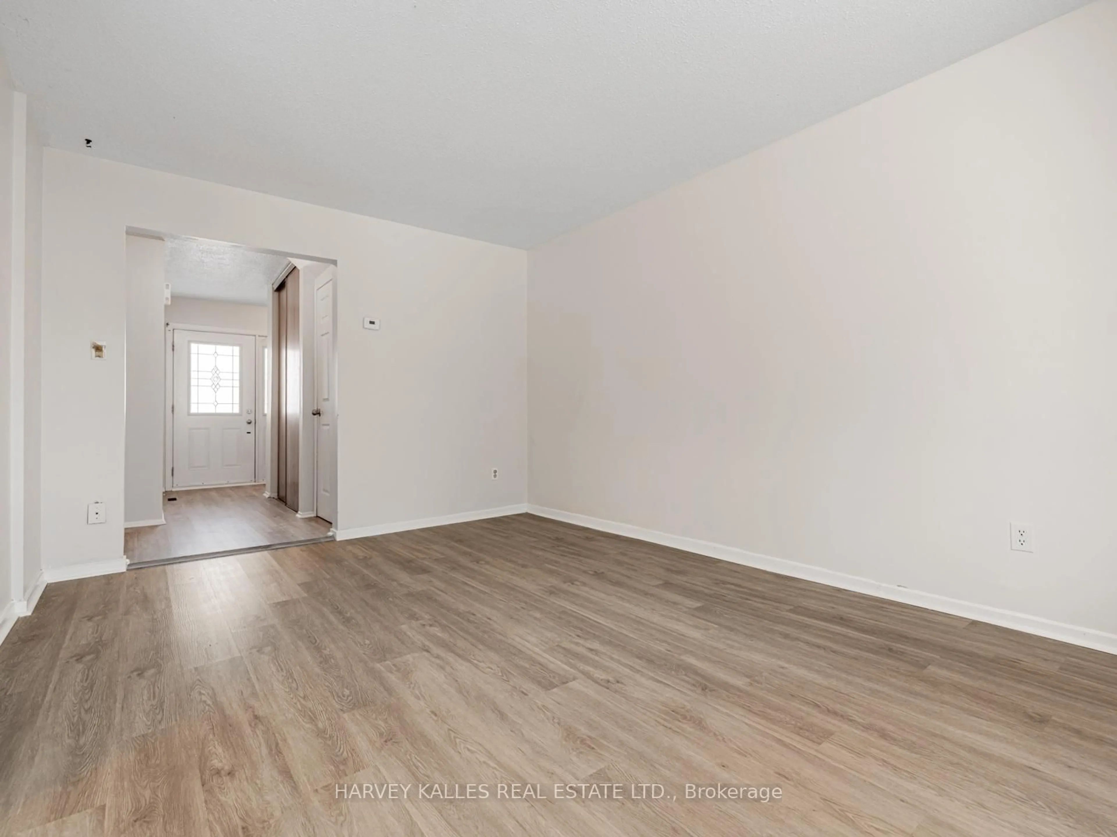 A pic of a room for 263 Browning Tr, Barrie Ontario L4N 5C9