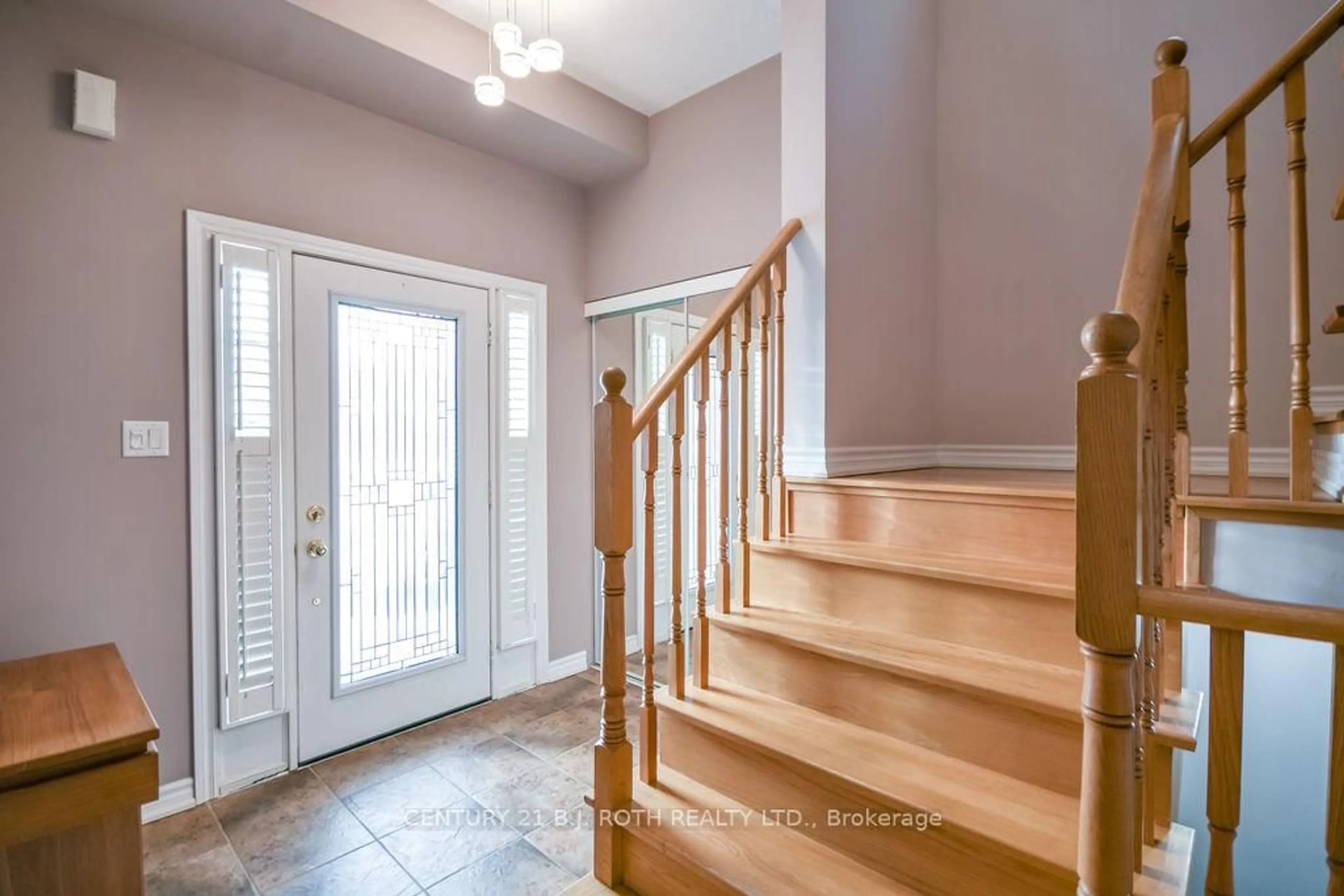 Indoor entryway for 24 Connaught Lane, Barrie Ontario L4M 0A6